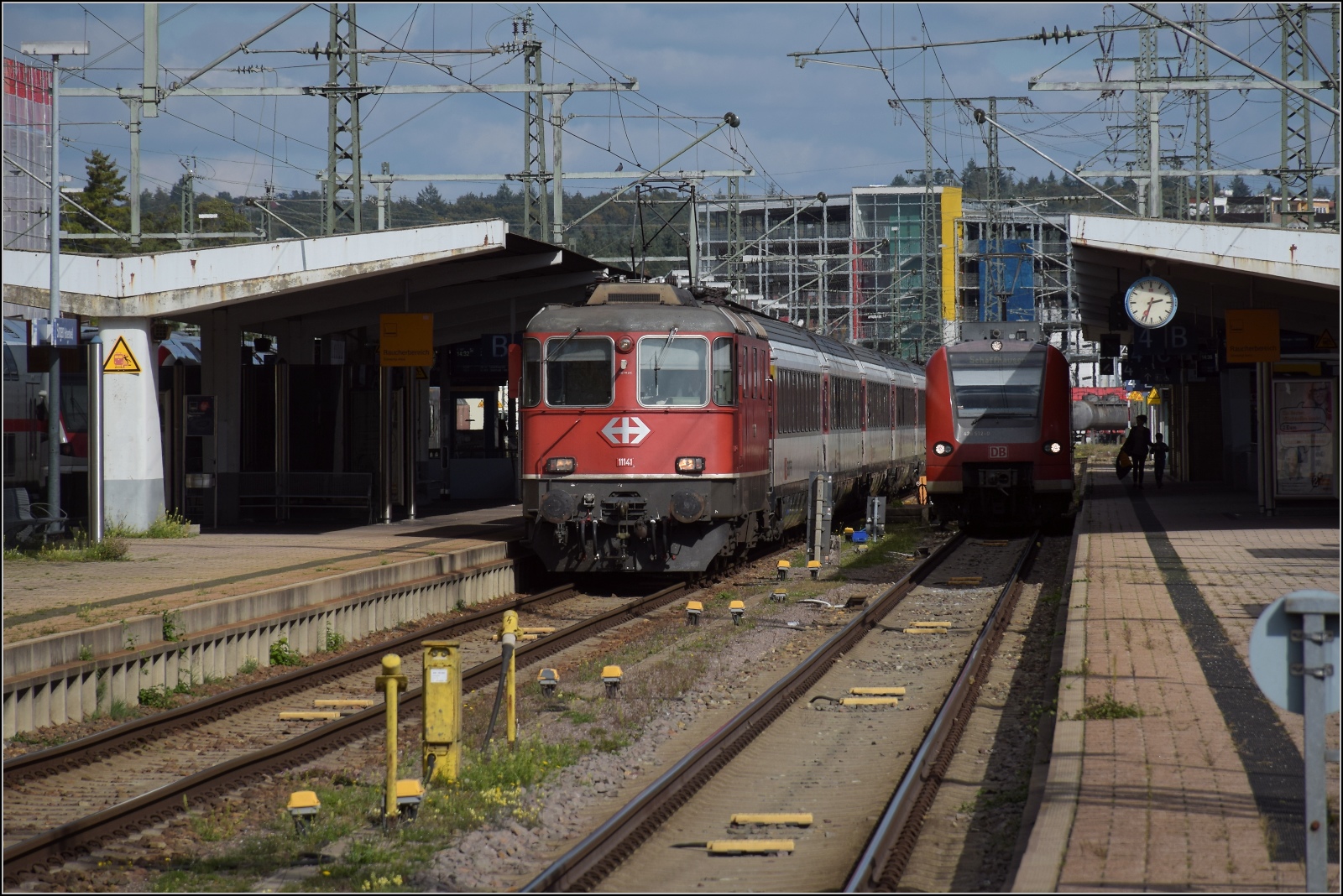 Nachtrag zur Re 4/4 11141. Nach dem Bild von Stefan im Swiss-Express-Gewand und dem vom Ersatzteilspender in Koblenz, noch ein paar aus den letzten zwei Betriebsjahren mit den G�ubahnz�gen. Singen, Oktober 2022.