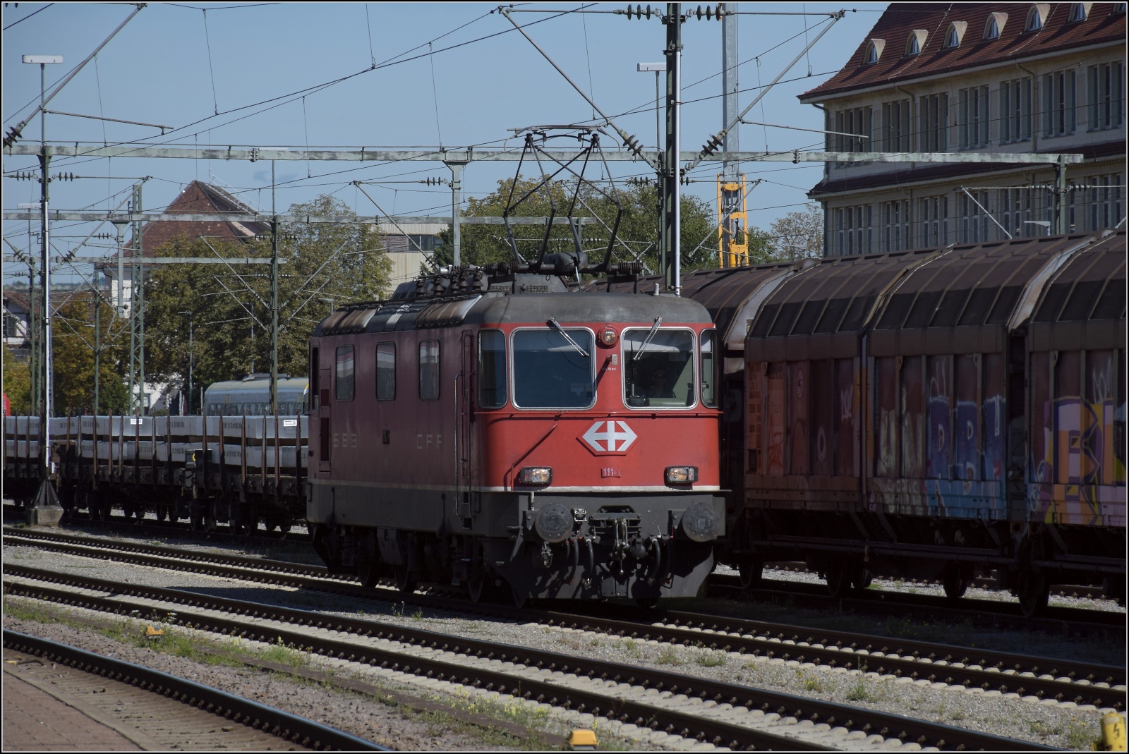 Nachtrag zur Re 4/4 11141. Nach dem Bild von Stefan im Swiss-Express-Gewand und dem vom Ersatzteilspender in Koblenz, noch ein paar aus den letzten zwei Betriebsjahren mit den G�ubahnz�gen. Singen, September 2022.