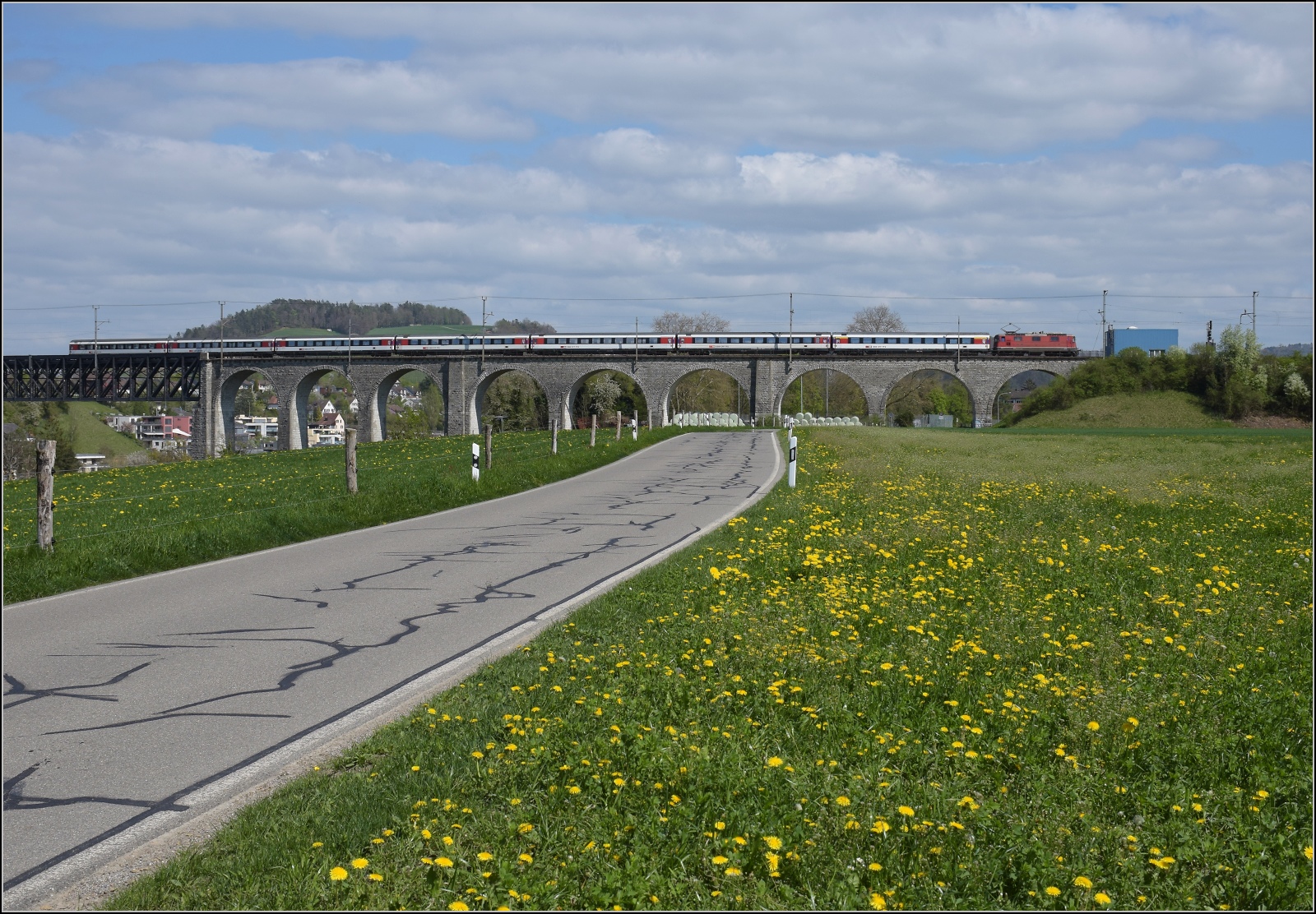 Nachtrag zur Re 4/4 11141. Nach dem Bild von Stefan im Swiss-Express-Gewand und dem vom Ersatzteilspender in Koblenz, noch ein paar aus den letzten zwei Betriebsjahren mit den G�ubahnz�gen. Eglisau, April 2022.