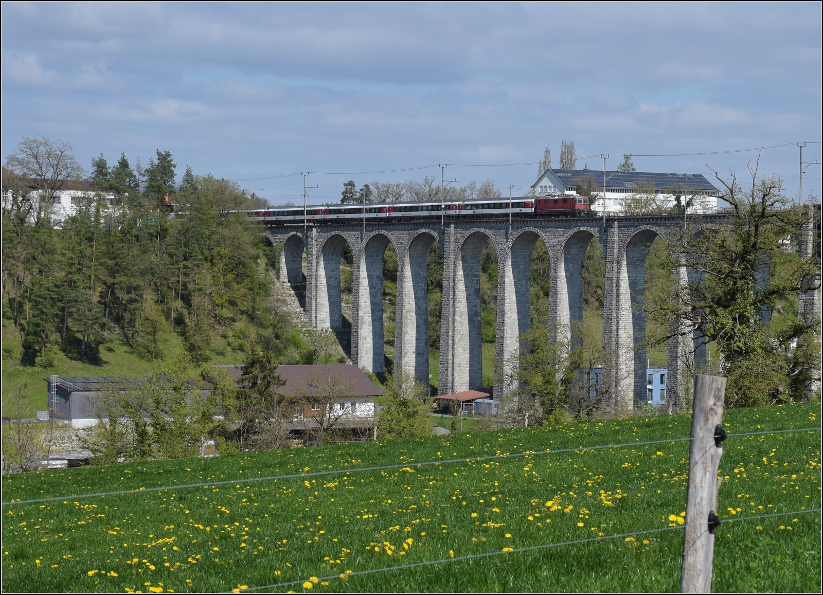 Nachtrag zur Re 4/4 11141. Nach dem Bild von Stefan im Swiss-Express-Gewand und dem vom Ersatzteilspender in Koblenz, noch ein paar aus den letzten zwei Betriebsjahren mit den G�ubahnz�gen. Eglisau, April 2022.
