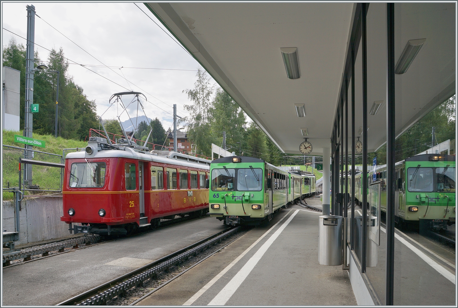 NICHT EINGESTIEGEN* bin ich, um so einen freien Blick auf den TPC BVB BDeh 2/4 25 in Villars s/O zu erhalten. Bei diesem Bild erreicht schon der nächste zum Col-de-Bretaye fahrende Zug Villars-sur-Ollon und wird den Blick auf den herrlichen  Flèche  gleich verdecken. 

*selbstverständlich nach Anfrage des örtlichen Personals.

19. Aug. 2023
 