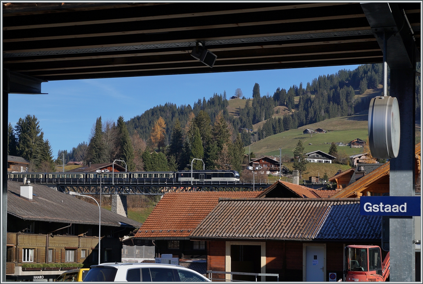 Noch ein Bild zum Thema  Die Schwierigkeit die Grubenbachbrücke in Gstaad zu footgrafieren  mit dem MOB ABe 4/4 9302 mit seinem GoldenPass Classic auf dem Weg von Montreux nach Zweisimmen. Das Bild entstand vom Bahnhof in Gstaad aus.

30. Nov. 2024 

