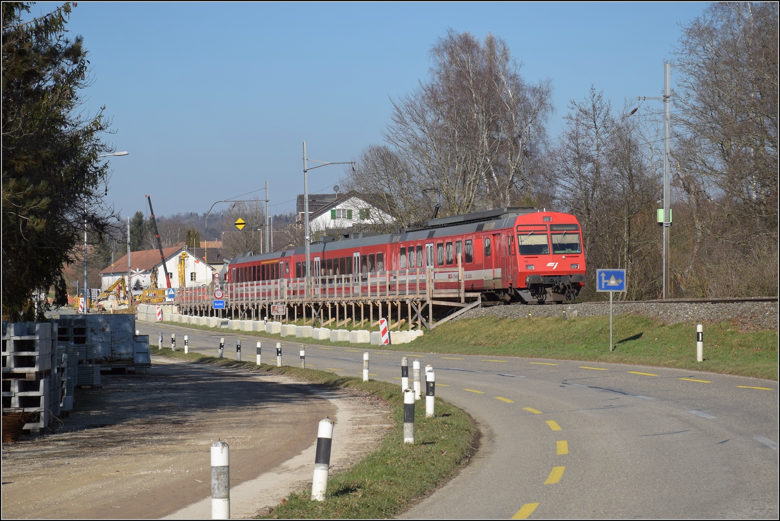 Noch ein bisschen Ajoie.

RABe 567 184 der CJ am provisorischen Bahnsteig in Bonfol. Februar 2023.