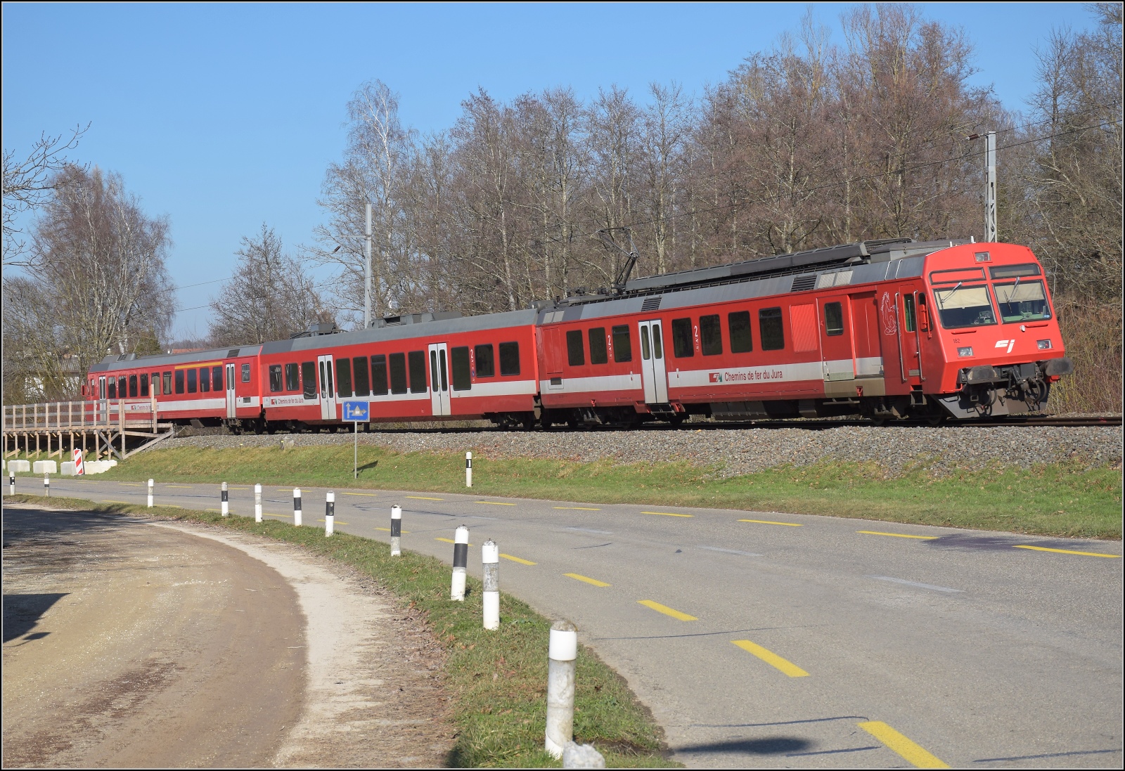 Noch ein bisschen Ajoie.

RABe 567 184 der CJ am provisorischen Bahnsteig in Bonfol, alles wirkt schon wie aus vergangenen Tagen. Februar 2023.