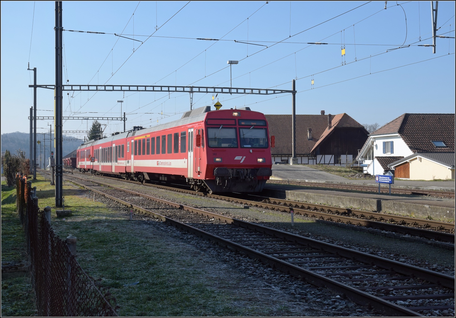 Noch ein bisschen Ajoie.

RABe 567 184 der CJ im  antiken  Bahnhof Alle. Februar 2023.