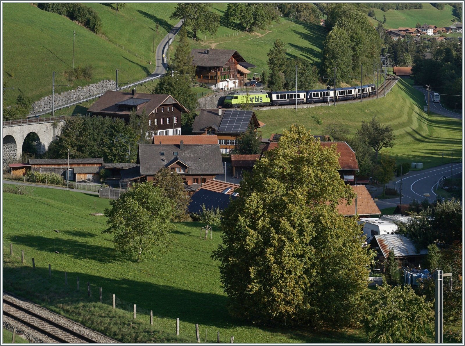 Nocheinmal der GoldenPass Express GPX 4064 von Montreux nach Interlaken Ost, nun durch den  Interface  Wagen und die BLS Re 465 014 ergänzt, während die MOB Ge 4/4 8001 in Zweisimmen für die Rückleistung nach Montreux auf den Gegenzug wartet. 
Das Bild entstand bei Garstatt. 

29. Sept. 2023