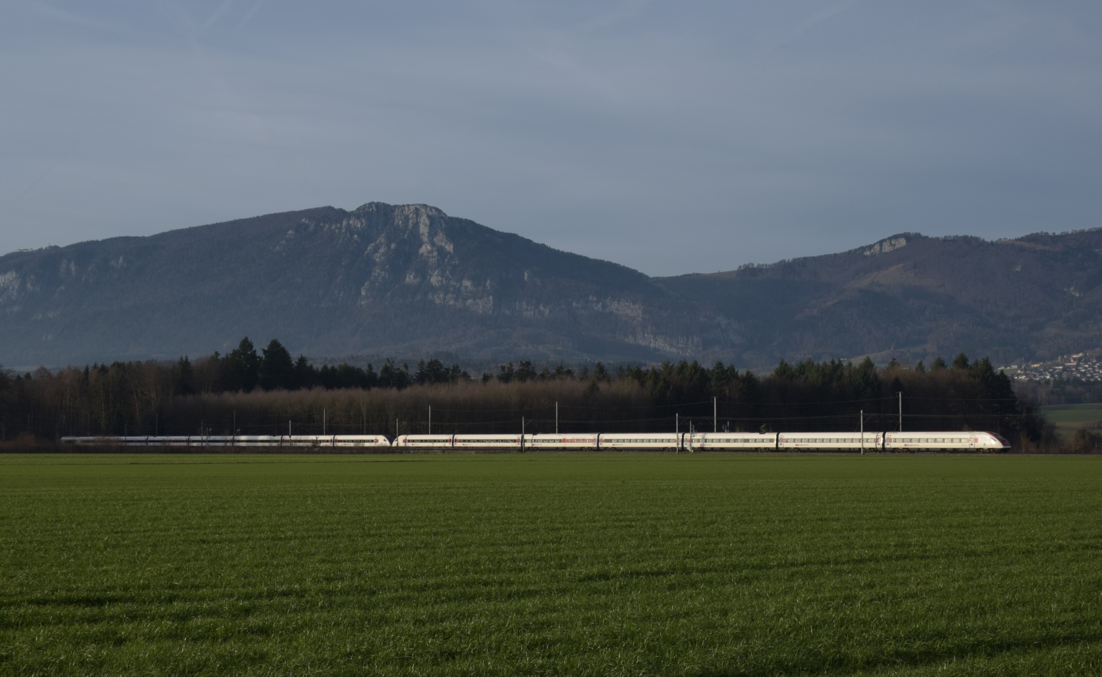 RABDe 500 029 'Eduard Spelterini' und RABDe 500 030 'Louis Chevrolet' bei Deitingen. Dezember 2023.