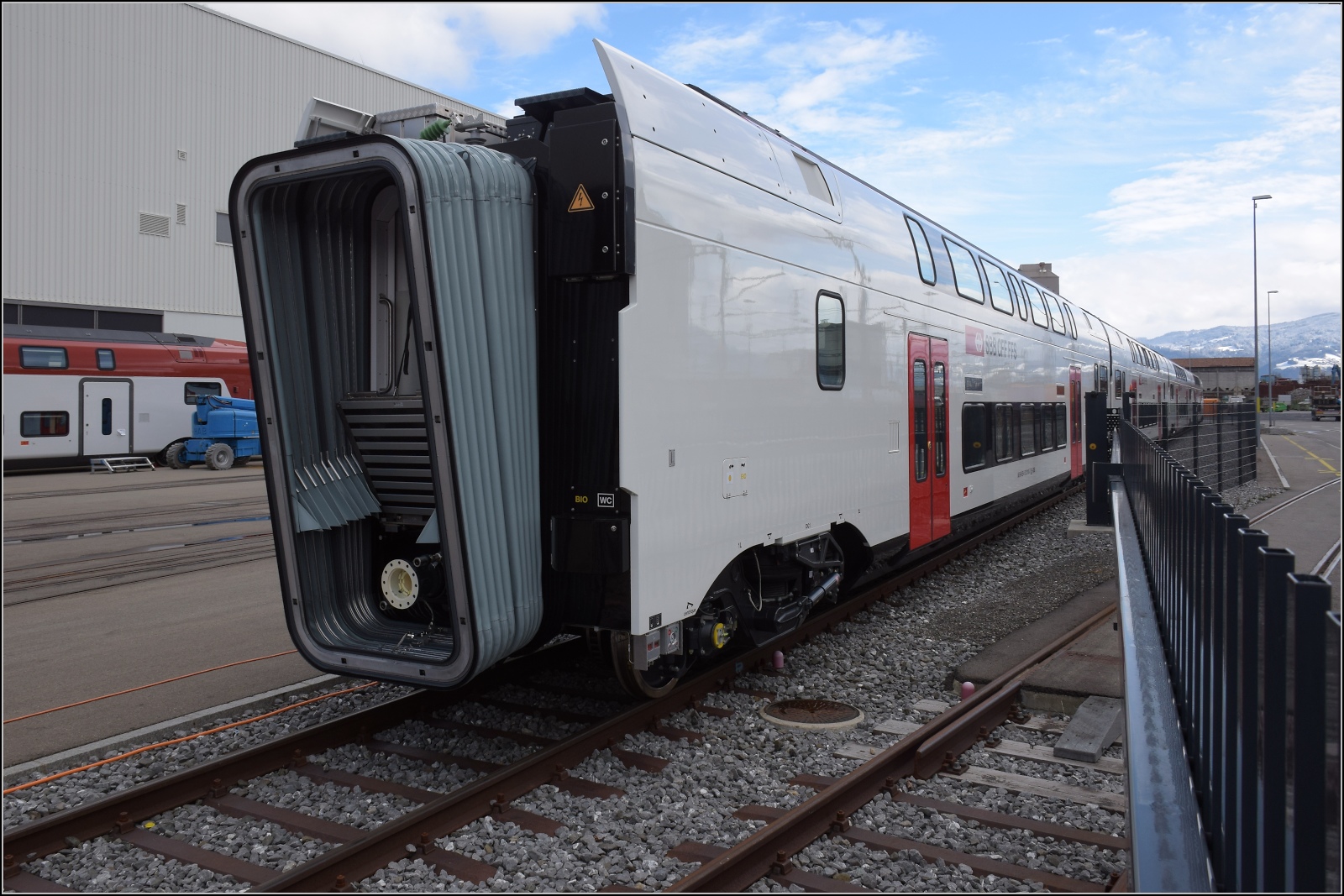 RABe 512 010 im Stadlerwerk St. Margrethen abgestellt. Es muss noch geschraubt werden. Februar 2023.