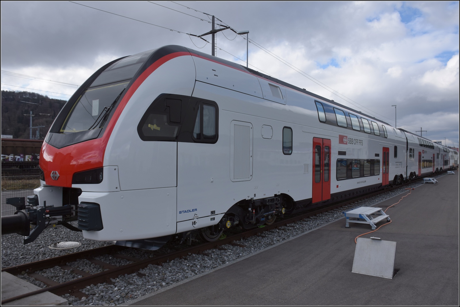 RABe 512 010 im Stadlerwerk St. Margrethen abgestellt. Es muss noch geschraubt werden. Februar 2023.