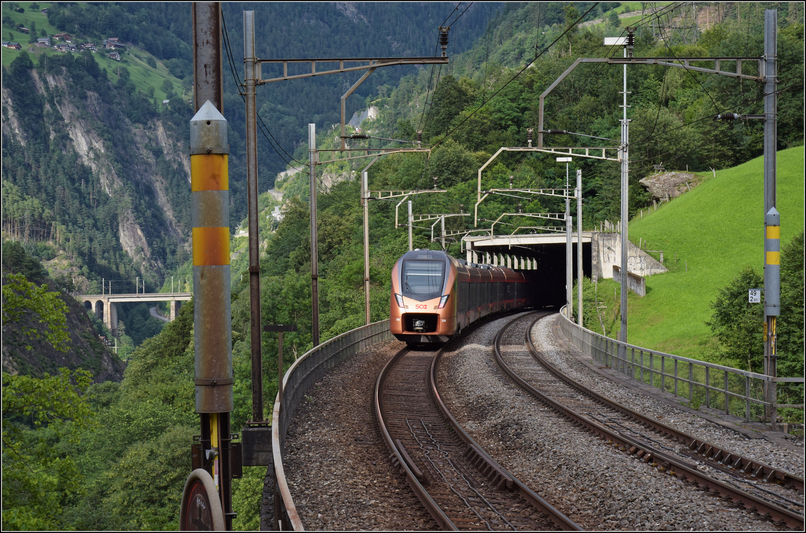 RABe 526 108/208 auf der Intschireussbrücke. Im Hintergrund die Chärstelenbachbrücke. Juli 2024.