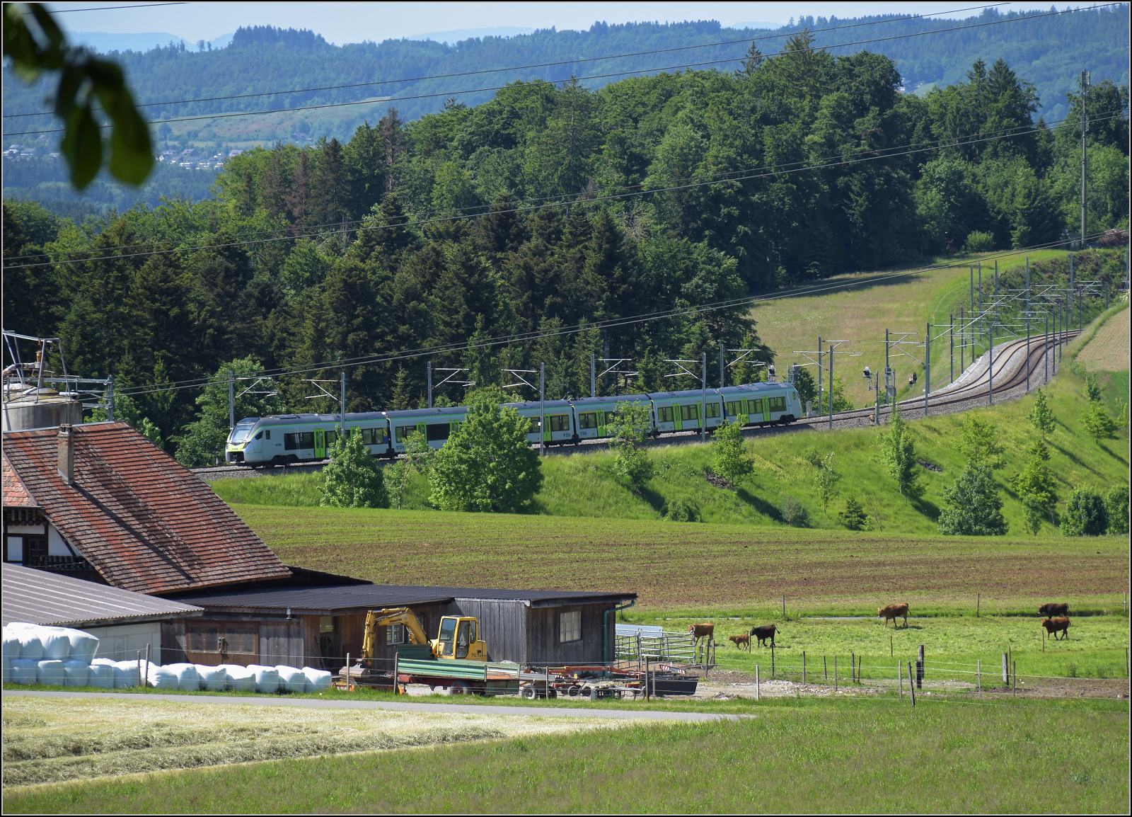 RABe 528 223 verk�rzt die Wartezeit auf die Feierbiester von 150 Jahre Emmentalbahn. T�gertschi, Mai 2025.