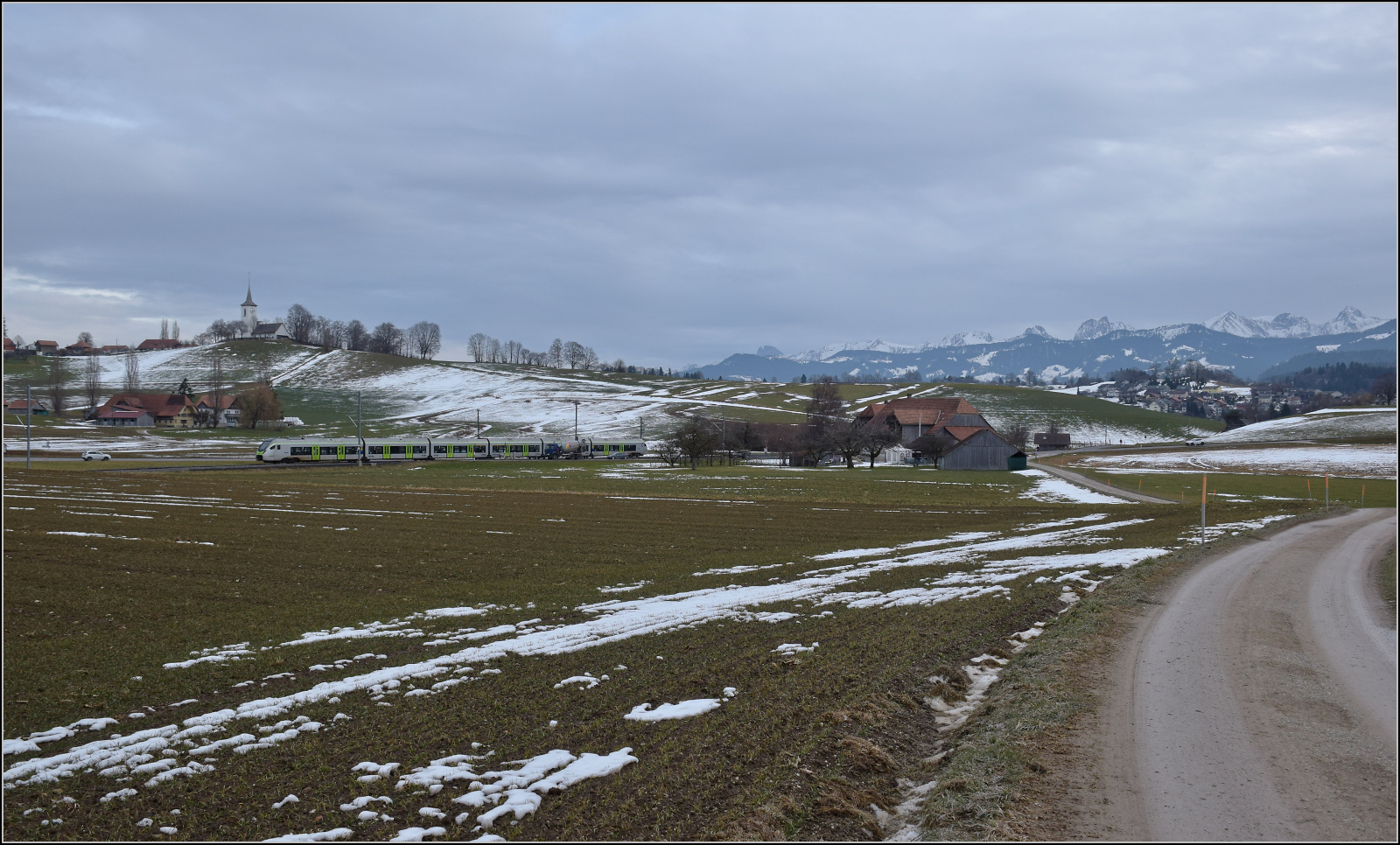 RABe 528 228 bei Häusern auf dem Weg nach Bern. Januar 2026.