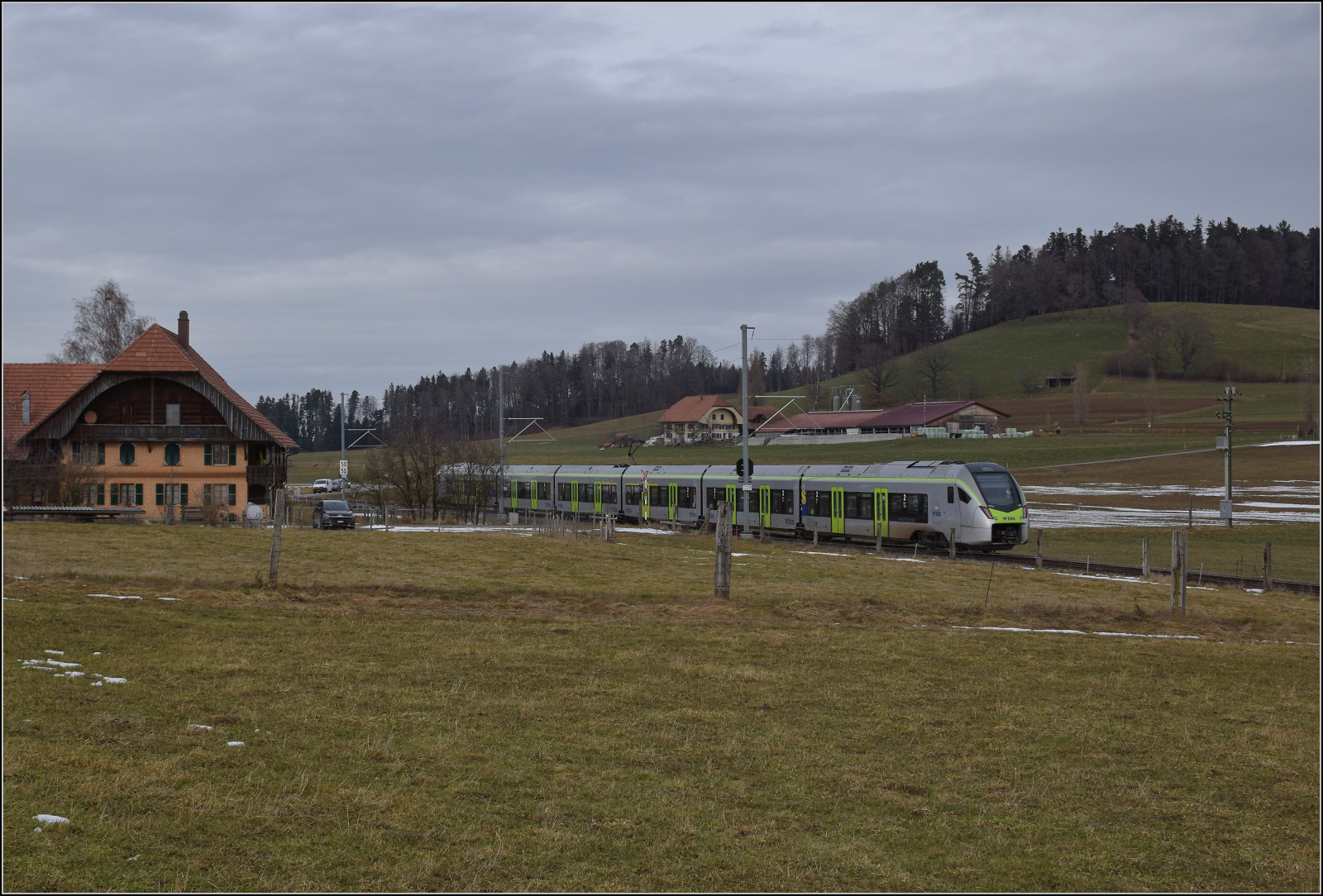 RABe 528 228 bei Häusern auf dem Weg nach Bern. Januar 2026.