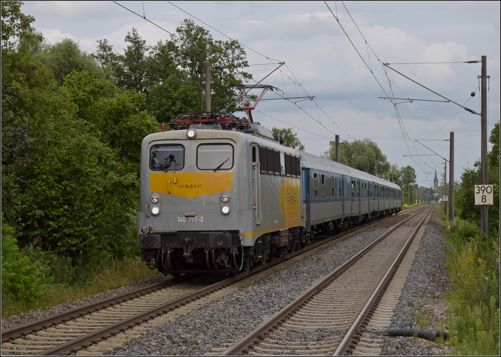 Radexpress Bodensee II.

Hier kommt der erwartete SVG-Radexpress mit der Elektro-NeSA 140 797. Wieder mit dem Radolfzeller Münster im Hintergrund. Radolfzell, August 2024.