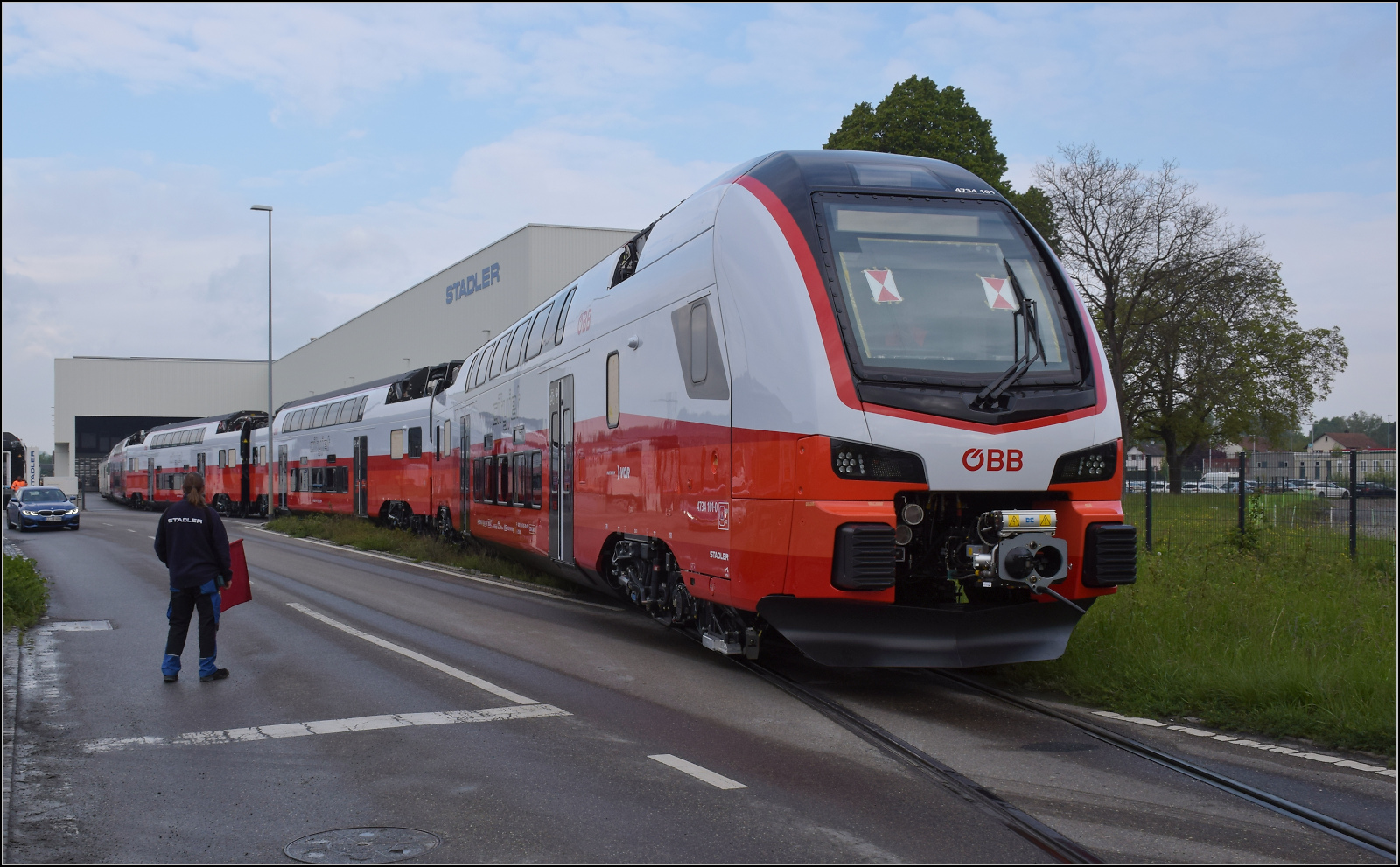 Rollout des ersten Kiss für die ÖBB.

4734 101, windet sich kurvenreich vom Werksgelände hin zu den Staatsbahngleisen. St. Margrethen, April 2024.

Ob man ihn nach neuerer Schweizer Nomenklatur 4734 001 nennen darf, oder ob der Zug als Vierteiler analog der Schweizer RABe 511 in die Hunderternummern einteilt, das entzieht sich meiner Kenntnis. 
