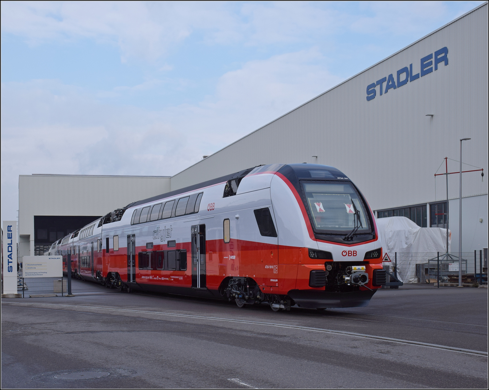 Rollout des ersten Kiss für die ÖBB.

4734 101 posiert erst mal werbewirksam vor dem Stadlerwerk St. Margrethen. April 2024. 