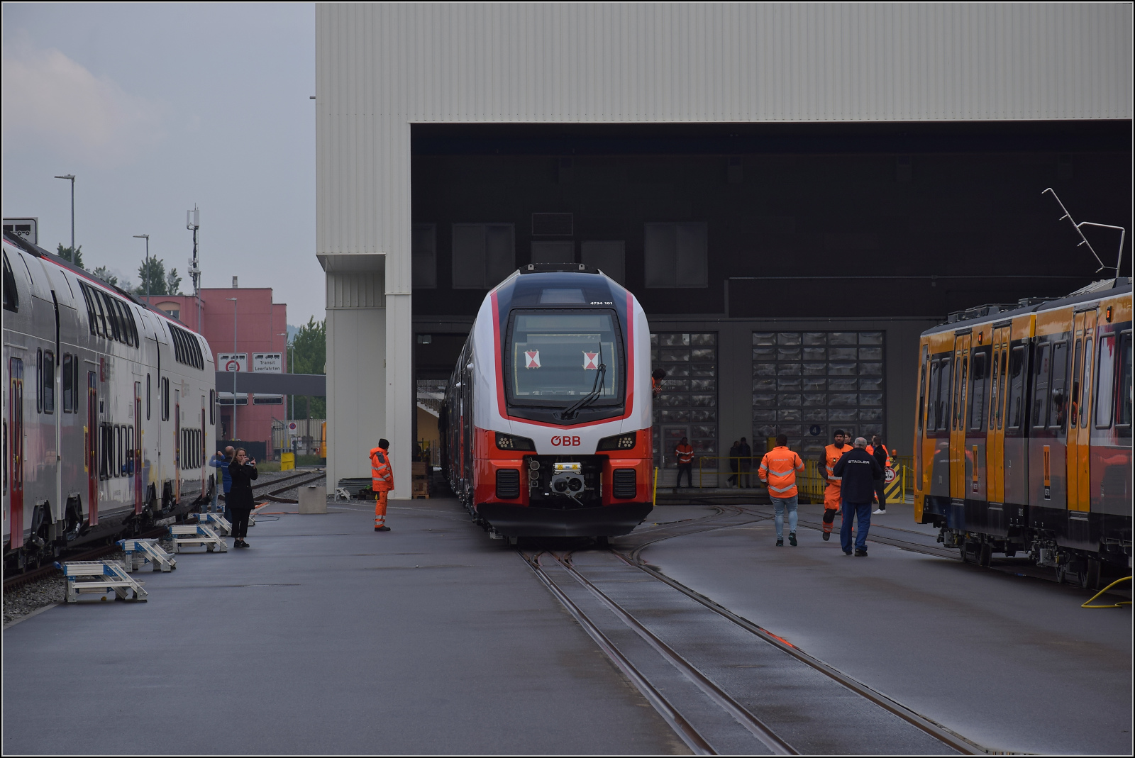Rollout des ersten Kiss für die ÖBB.

Hier streckt er schon mal das Näschen an die zugegeben sehr frische Luft. Die neue BR 4734 der ÖBB wird geboren, oder so... Die Endwagen tragen die Nummern 4734 101 und 601. St. Margrethen, April 2024.

Von hier einen Gruss an die Dame mit den überaus leuchtenden Augen wie bei der Weihnachtsbescherung... ;-) 