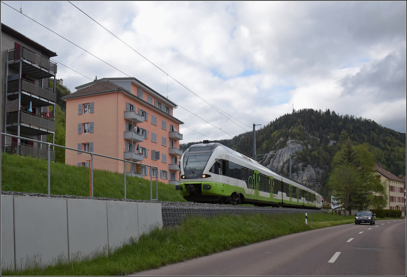  RVT-Flirt  in Fleurier auf dem neueren Streckenast nach Buttes. RABe 523 075 ist im Eigentum der SBB, aber im Design von TRN/TransN. Mai 2024.