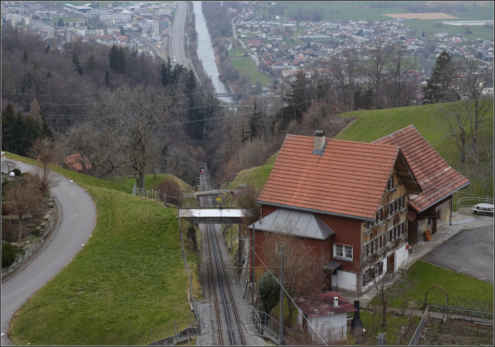 S26-BB-und-IGS-Minitreffen.

DBergbahn Rheineck-Walzenhausen mit BDeh 1/2 1 'Liseli' und Appenzeller Hof in Walzenhausen. Februar 2023.
