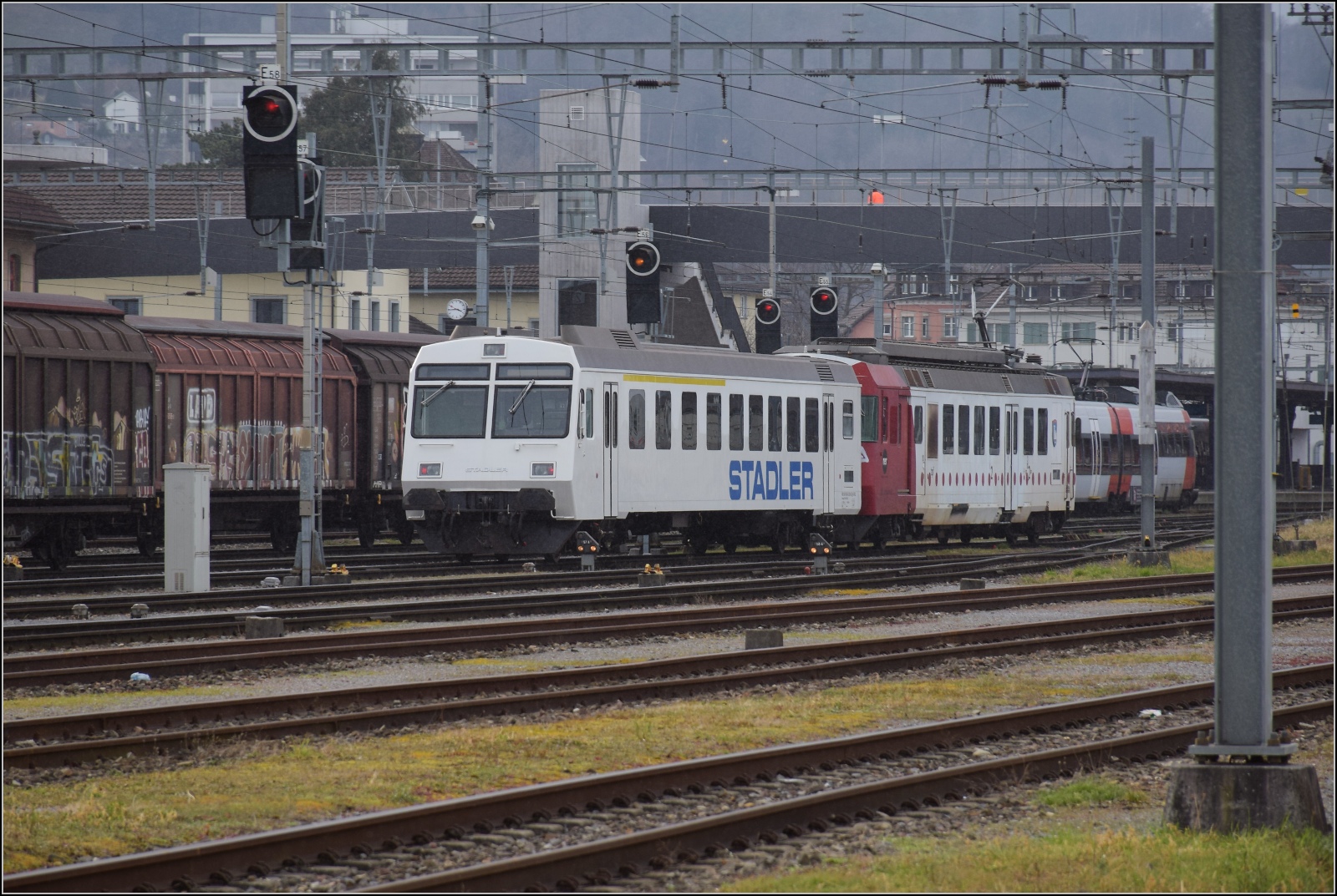 S26-BB-und-IGS-Minitreffen.

Der Überraschungsgast auf der Party, RBDe 567 171 für Stadler, ehemals TPF macht sich in St. Margrethen auf die Rückfahrt. Februar 2023.