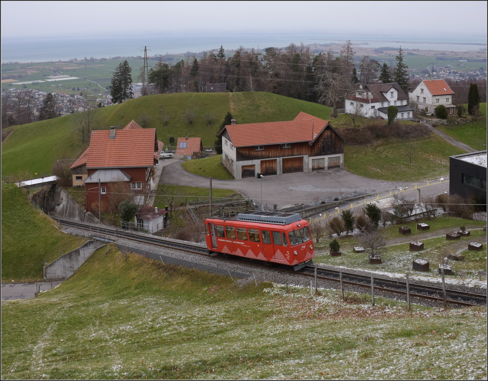 S26-BB-und-IGS-Minitreffen.

Die Strecke der Bergbahn Rheineck-Walzenhausen mit BDeh 1/2 1 'Liseli' in Walzenhausen. Februar 2023.

Hier ist Bild ausrichten eine Qual, oder doch den Sturz beseitigen, aber die Verzerrungen vom Ausrichten kaschieren? Sieht natürlicher aus, aber die Erde ist plötzlich eine Kugel...