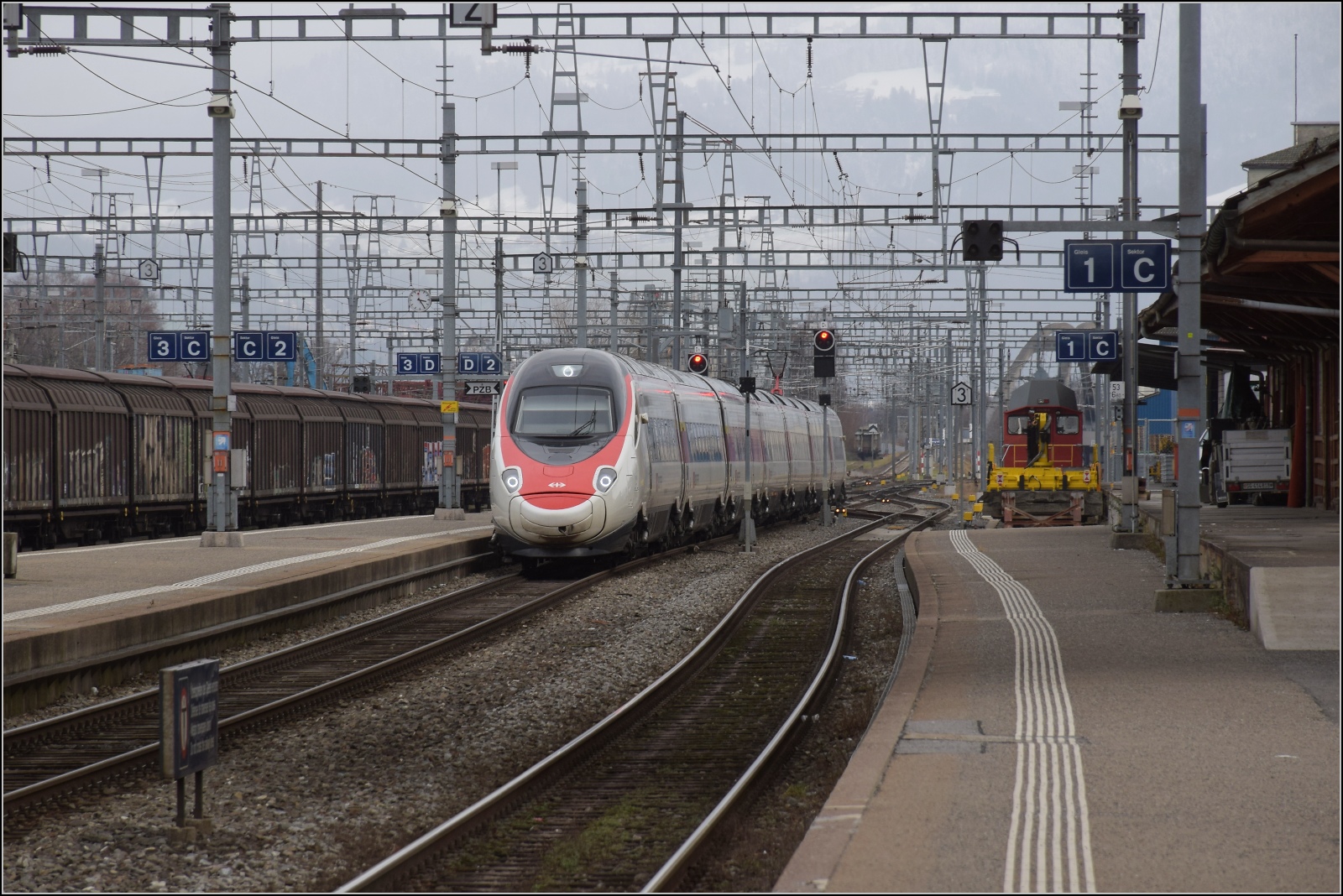 S26-BB-und-IGS-Minitreffen.

Ein RABe 503 aus München in Richtung Zürich kommt gerade in der Schweiz an. St. Margrethen, Februar 2023.