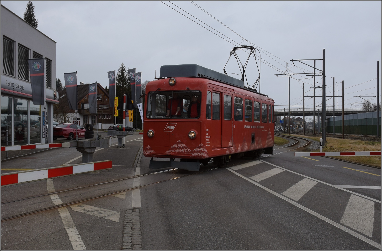 S26-BB-und-IGS-Minitreffen.

Lummerland 2.0, Version CH. Nat�rlich elektrisch und mit Zahnrad. Diese Bahn ist wirklich ein Kleinod. BDeh 1/2 1 'Liseli' in Ruderbach, Februar 2023.