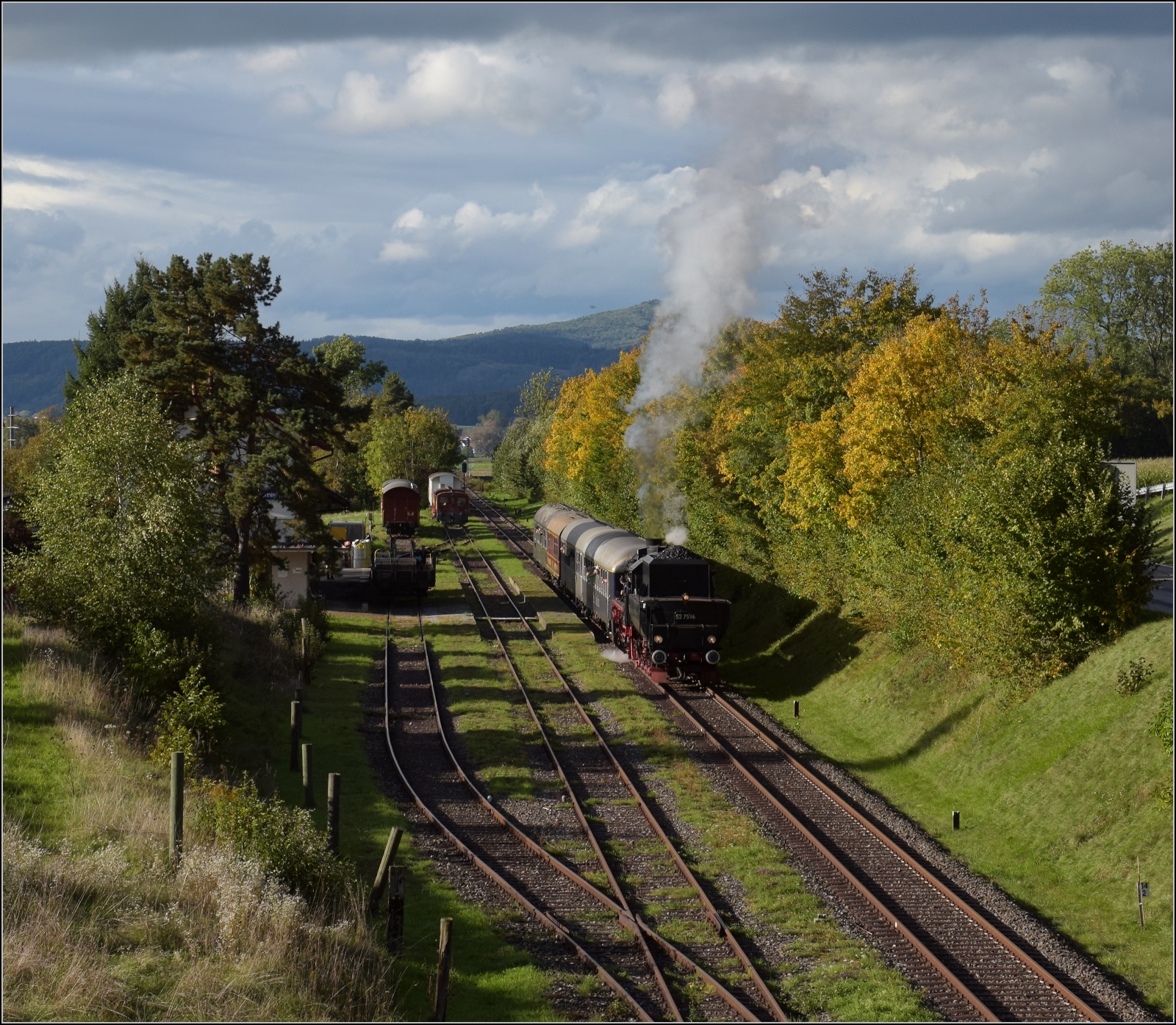 Schienenverkehr am Schienerberg. 

52 7596 mit ihrem EFZ-Sonderzug für die SEHR&RS in Hemishofen. Vom Dampe leicht verdeckt ist der zweite Gipfel des Hohenstoffeln, der zweithöchste Hegauvulkan. Oktober 2022.