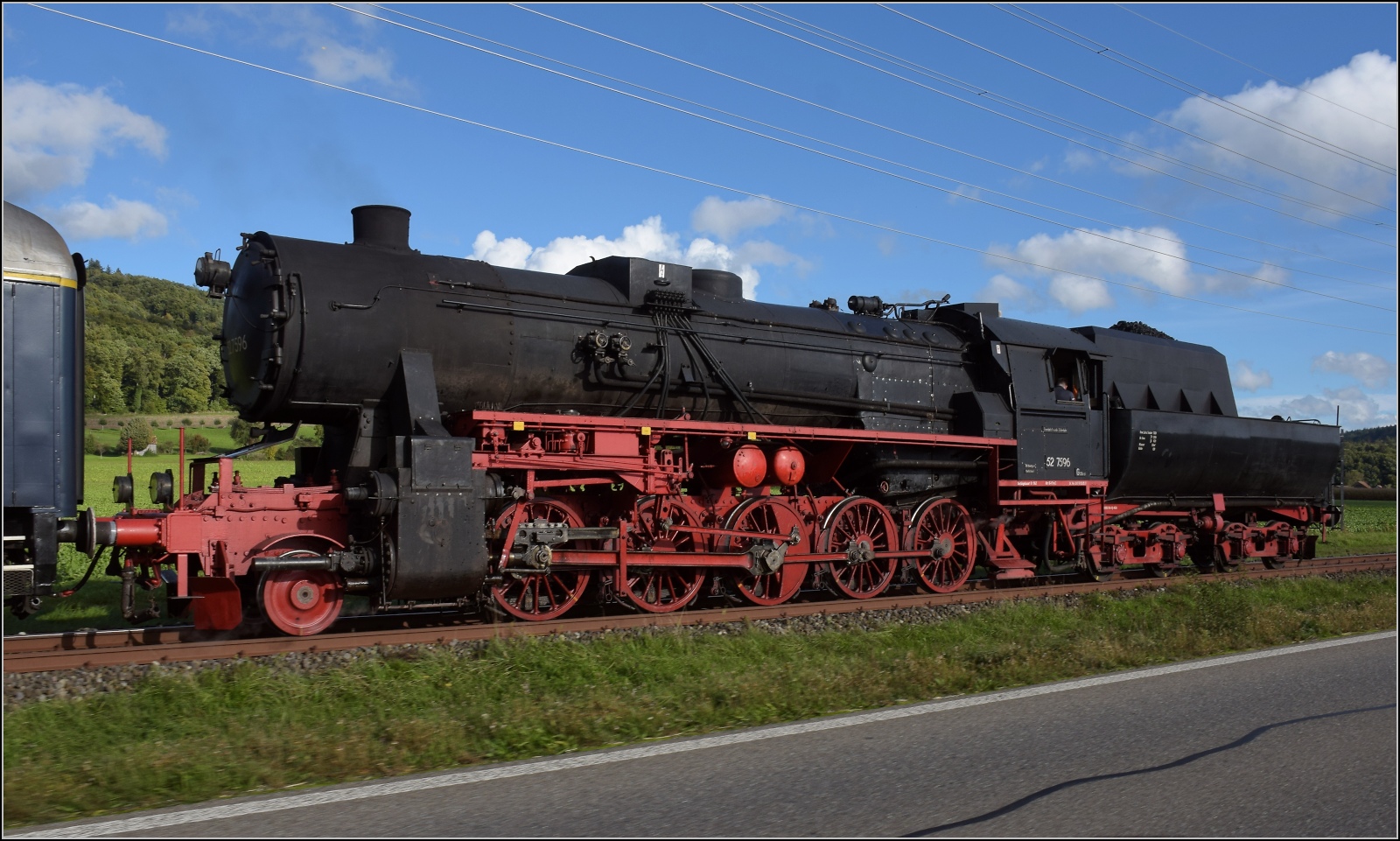 Schienenverkehr am Schienerberg. 

52 7596 mit ihrem EFZ-Sonderzug für die SEHR&RS zwischen Ramsen und Hemishofen. Oktober 2022.