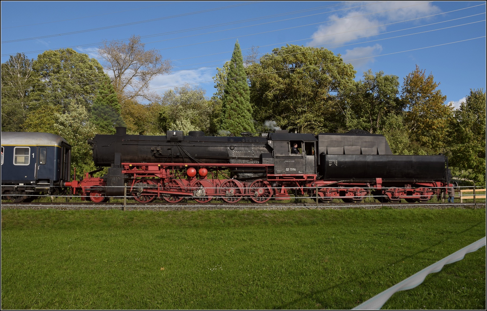 Schienenverkehr am Schienerberg. 

52 7596 mit ihrem EFZ-Sonderzug für die SEHR&RS zwischen Ramsen und Hemishofen. Oktober 2022.