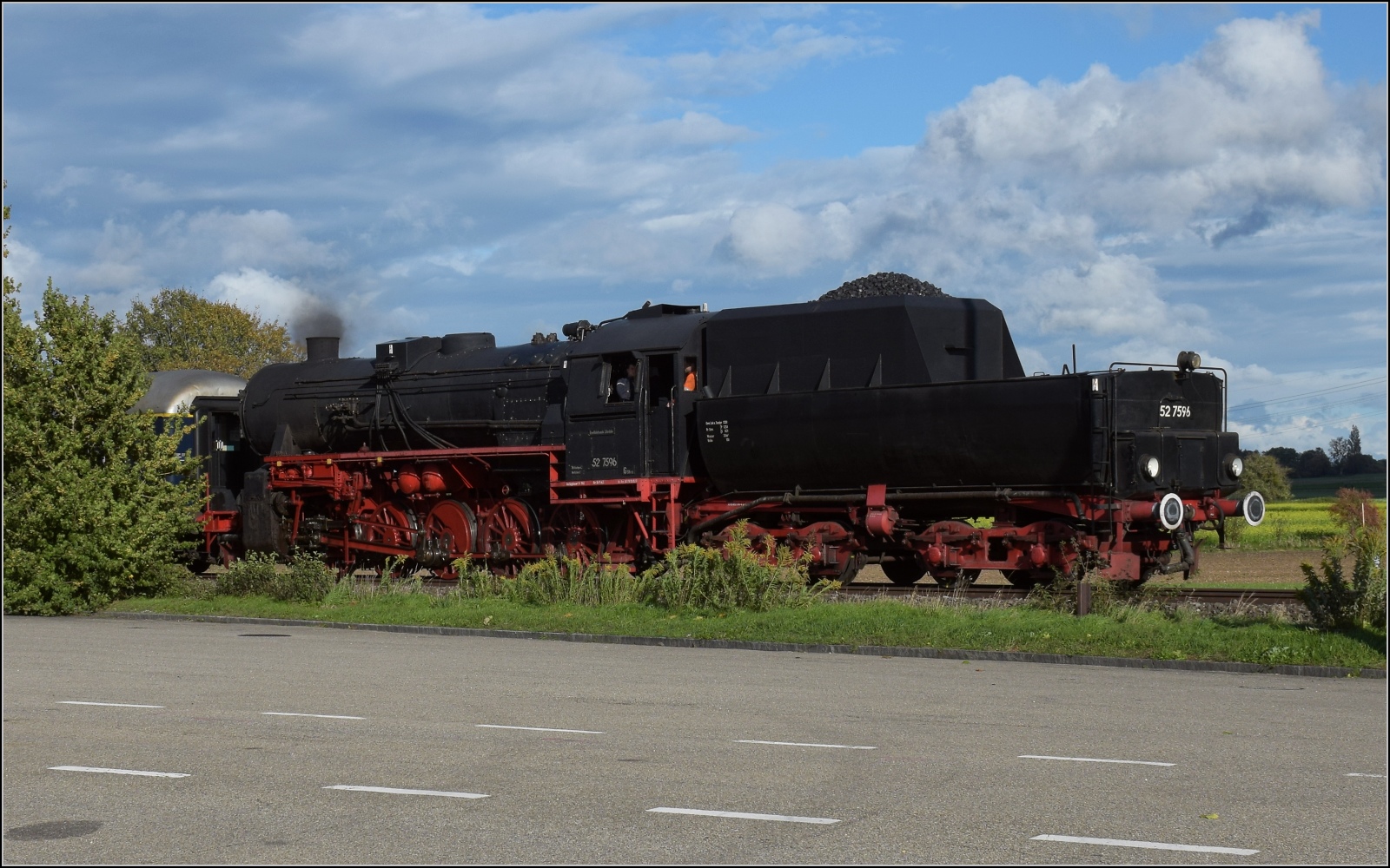Schienenverkehr am Schienerberg. 

Nichts zu verzollen hat hoffentlich 52 7596 mit ihrem EFZ-Sonderzug für die SEHR & RS beim Grenzübertritt in Moskau. Oktober 2022.
