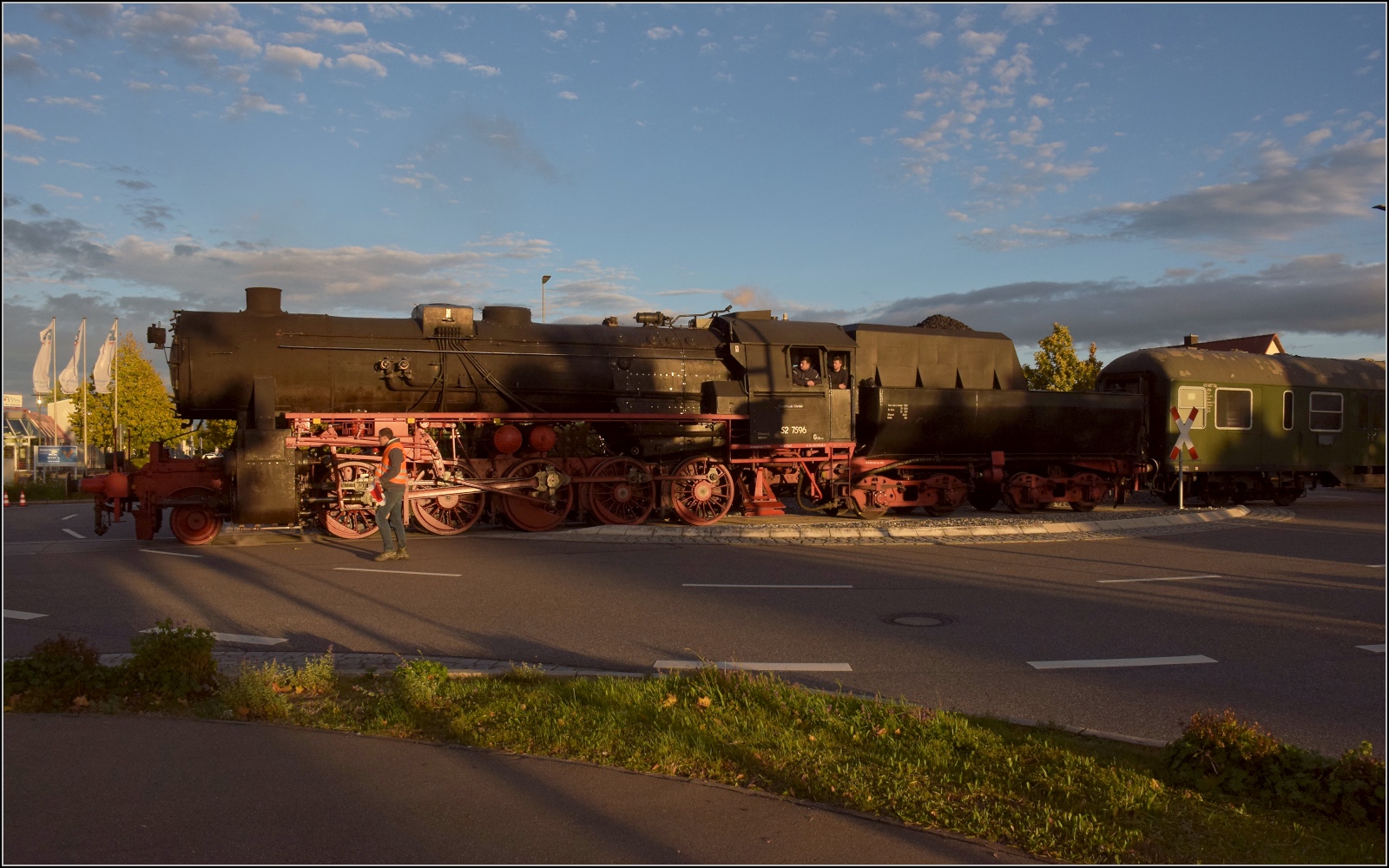 Schienenverkehr am Schienerberg.

52 7596 mit ihrem EFZ-Sonderzug für die SEHR&RS in Singen am berüchtigten Kreisverkehr auf der letzten Fahrt des Tages. Oktober 2022.