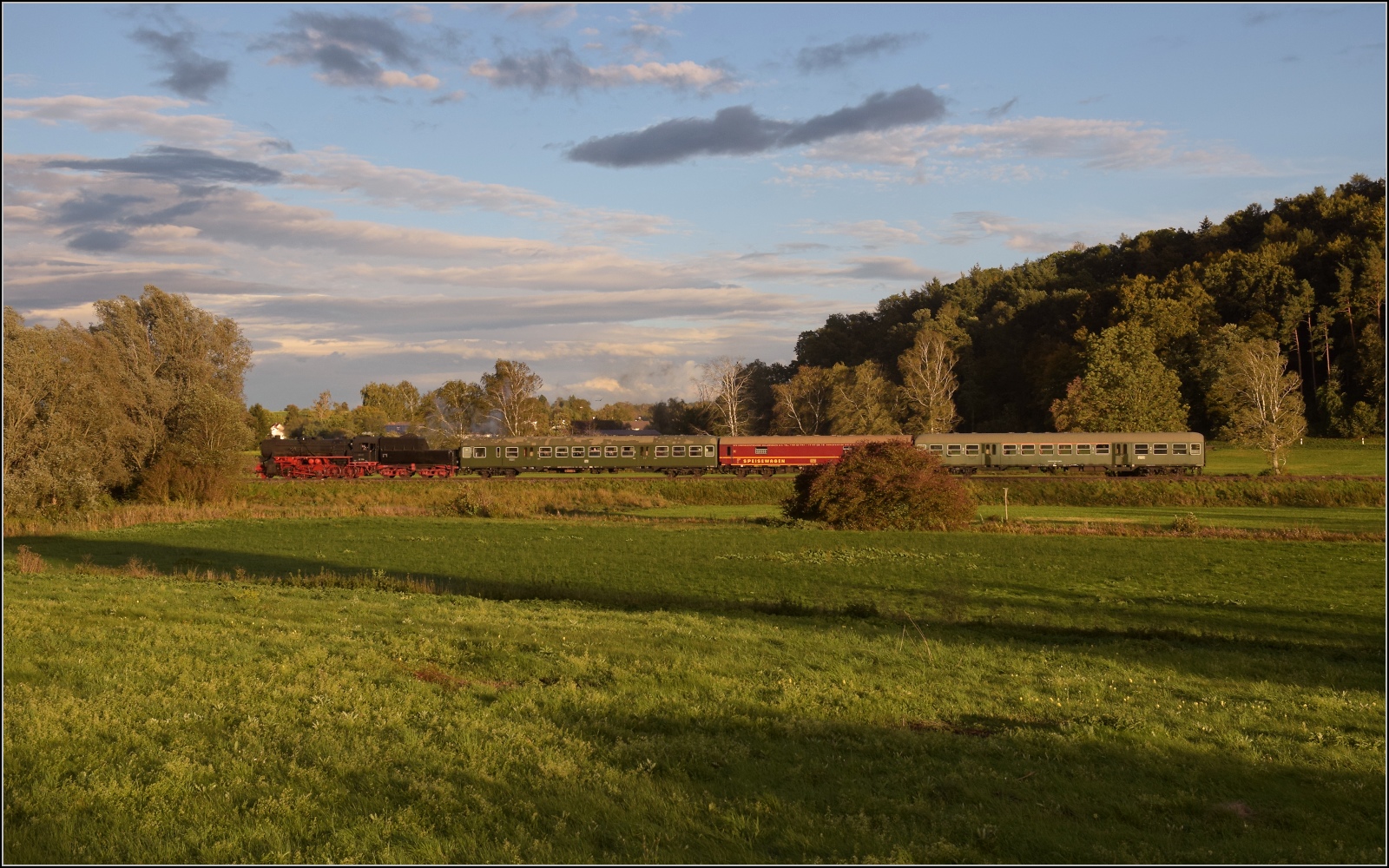 Schienenverkehr am Schienerberg.

52 7596 mit ihrem EFZ-Sonderzug für die SEHR&RS zwischen Ramsen und Rielasingen auf der letzten Fahrt des Tages. Oktober 2022.