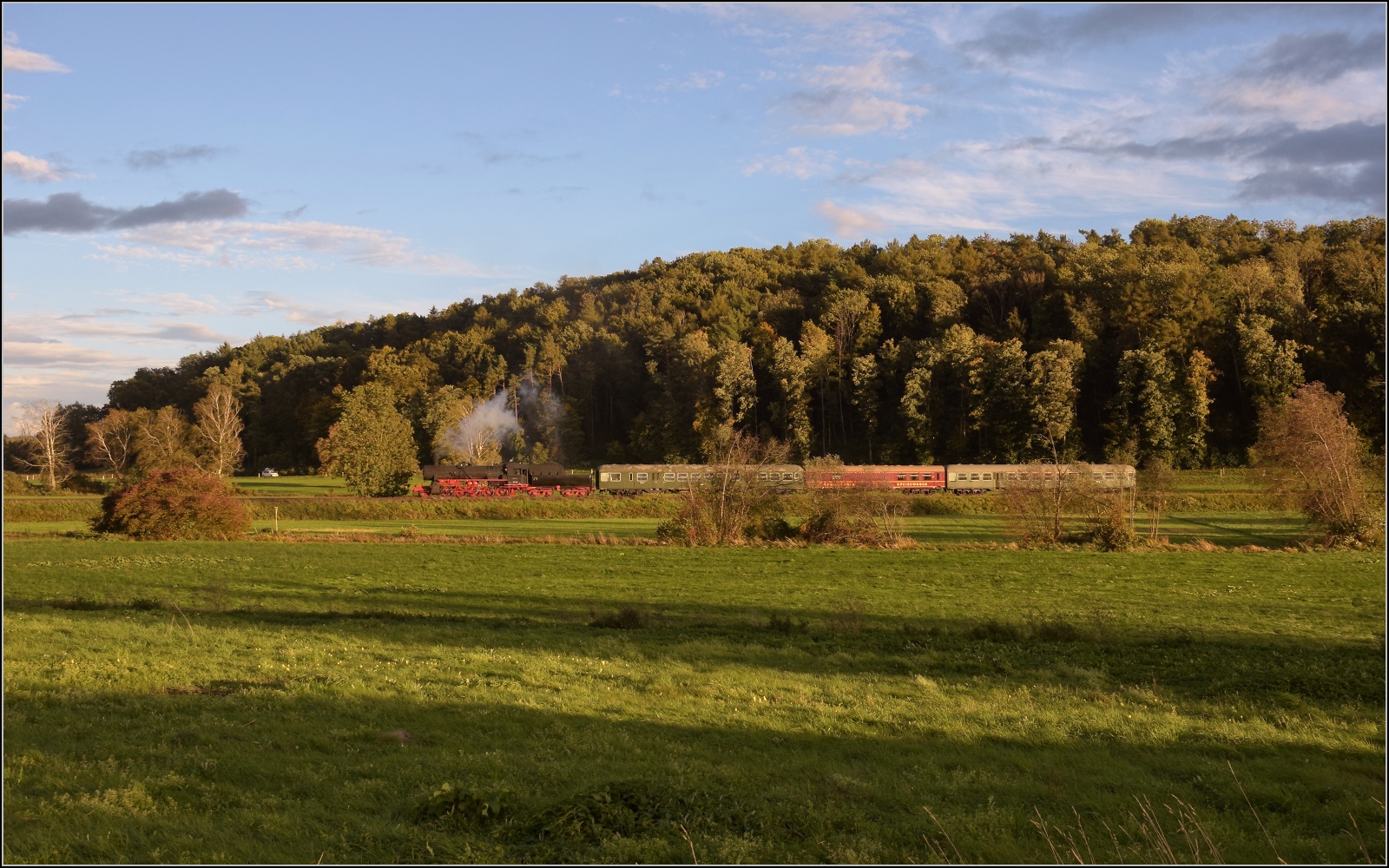 Schienenverkehr am Schienerberg.

52 7596 mit ihrem EFZ-Sonderzug für die SEHR&RS zwischen Ramsen und Rielasingen auf der letzten Fahrt des Tages. Oktober 2022.