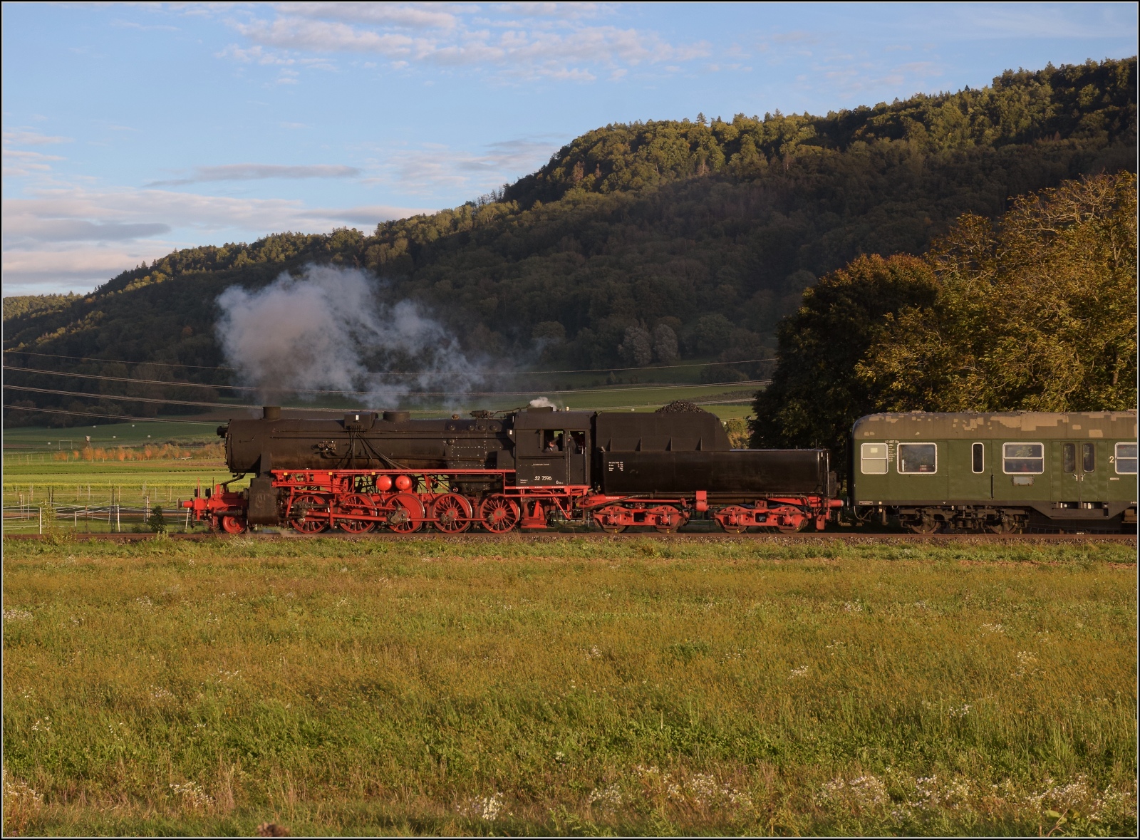 Schienenverkehr am Schienerberg.

52 7596 mit ihrem EFZ-Sonderzug für die SEHR&RS zwischen Ramsen und Rielasingen auf der letzten Fahrt des Tages. Oktober 2022.