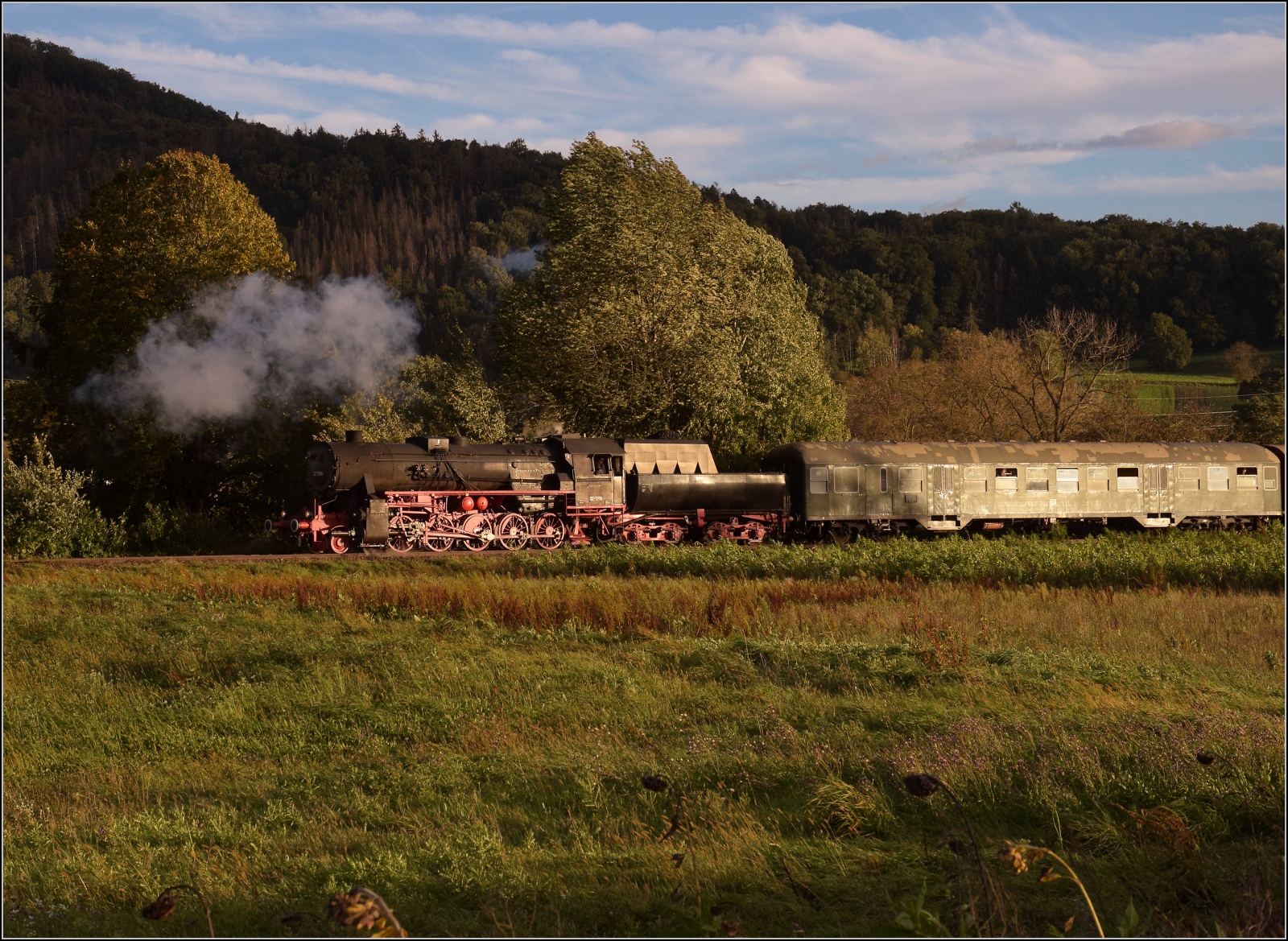 Schienenverkehr am Schienerberg.

52 7596 mit ihrem EFZ-Sonderzug für die SEHR&RS zwischen Ramsen und Rielasingen auf der letzten Fahrt des Tages. Oktober 2022.