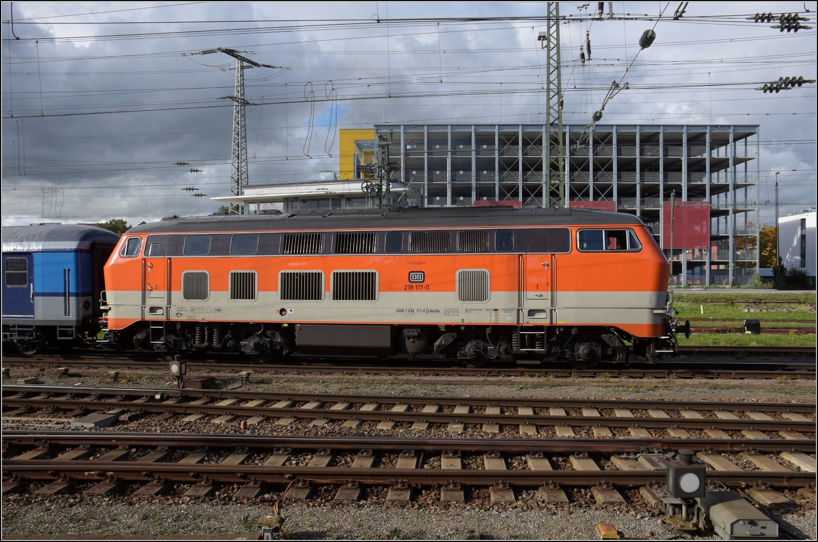 Schienenverkehr unterm Hohentwiel. 

218 117 der NeSA mit dem Radzug Bodensee der SVG macht in Singen noch ein wenig Rahmenprogramm. Oktober 2022.