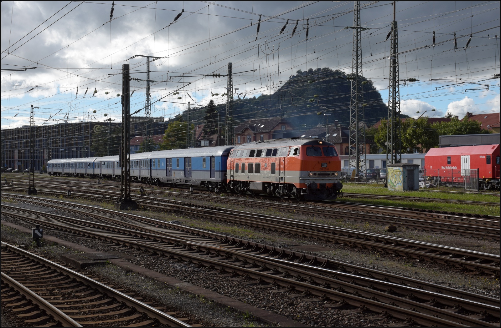 Schienenverkehr unterm Hohentwiel. 

218 117 der NeSA mit dem Radzug Bodensee der SVG macht in Singen noch ein wenig Rahmenprogramm. Oktober 2022.