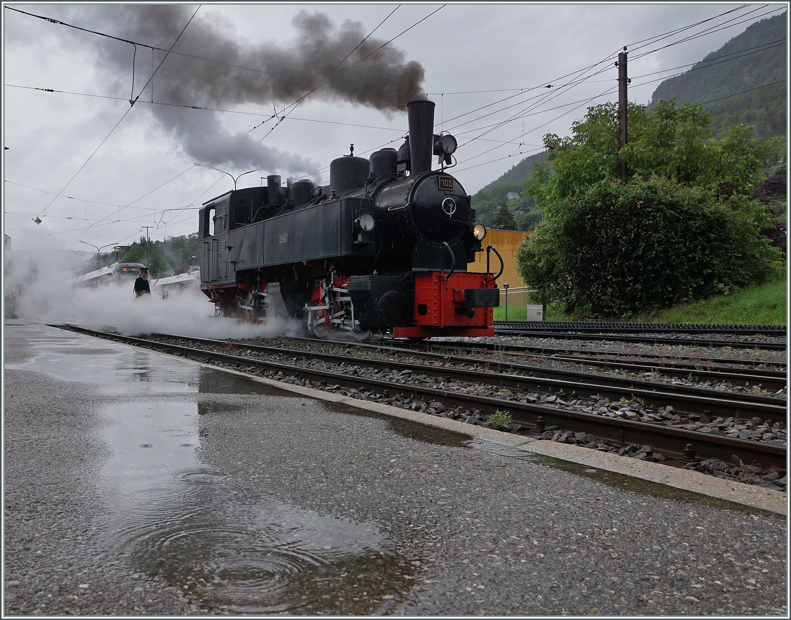 Schlechtwetterfotografie hat auch seine Reize, wie diese Bilder der SEG G 2x 2/2 der Blonay Chamby Bahn beim Man�ver in Blonay zeigen.

22. Juni 2024
