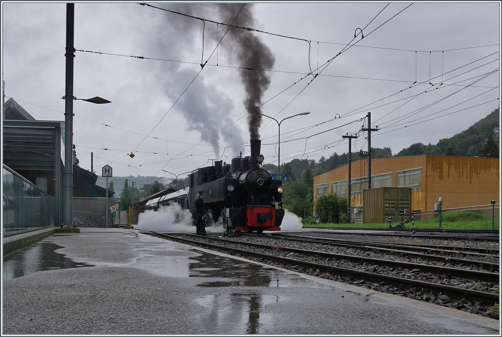 Schlechtwetterfotografie hat auch seinen Reiz, wie diese Bilder der SEG G 2x 2/2 der Blonay Chamby Bahn beim Man�ver in Blonay zeigen. 

22. Juni 2024