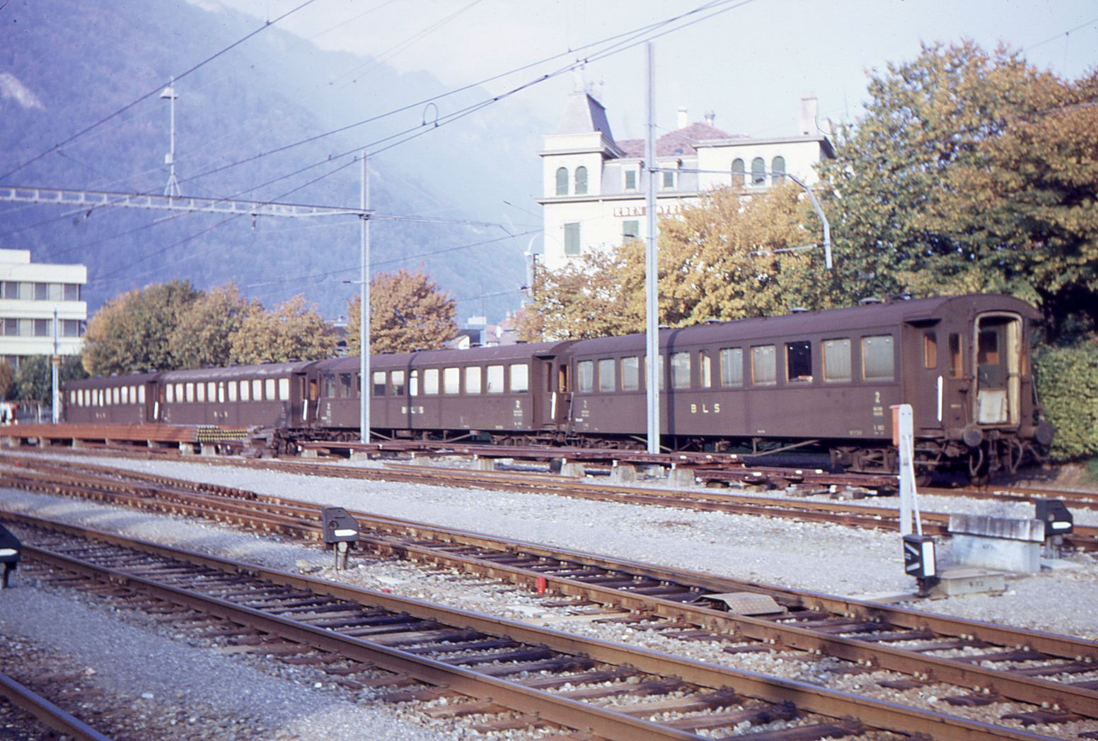 Schwere Altbauwagen der BLS: Vier abgestellte alte Wagen in Interlaken West. B 883, B 879, B 872 und B 878. B 883 dürfte ein alter Mittelgang-C sein, B 879, B 872 und B 878 dürften ehemalige Seitengang AB-Wagen sein. Der Kasten dürfte weiterhin aus Holz sein. 7. Oktober 1968 