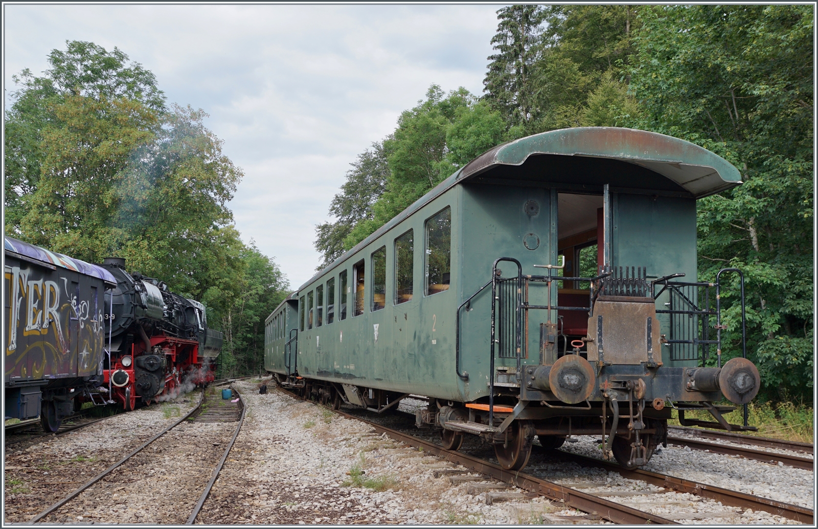 Sehr  schweizerisch  (ex EBT/Seetalbahn?) erschienen mir die vier Bi4 (B61 - B 64) für den Dampfzug mit der 52 8163-9, hier in Les Hôpitaux-Neufs abgestellt. 

15. Juli 2023