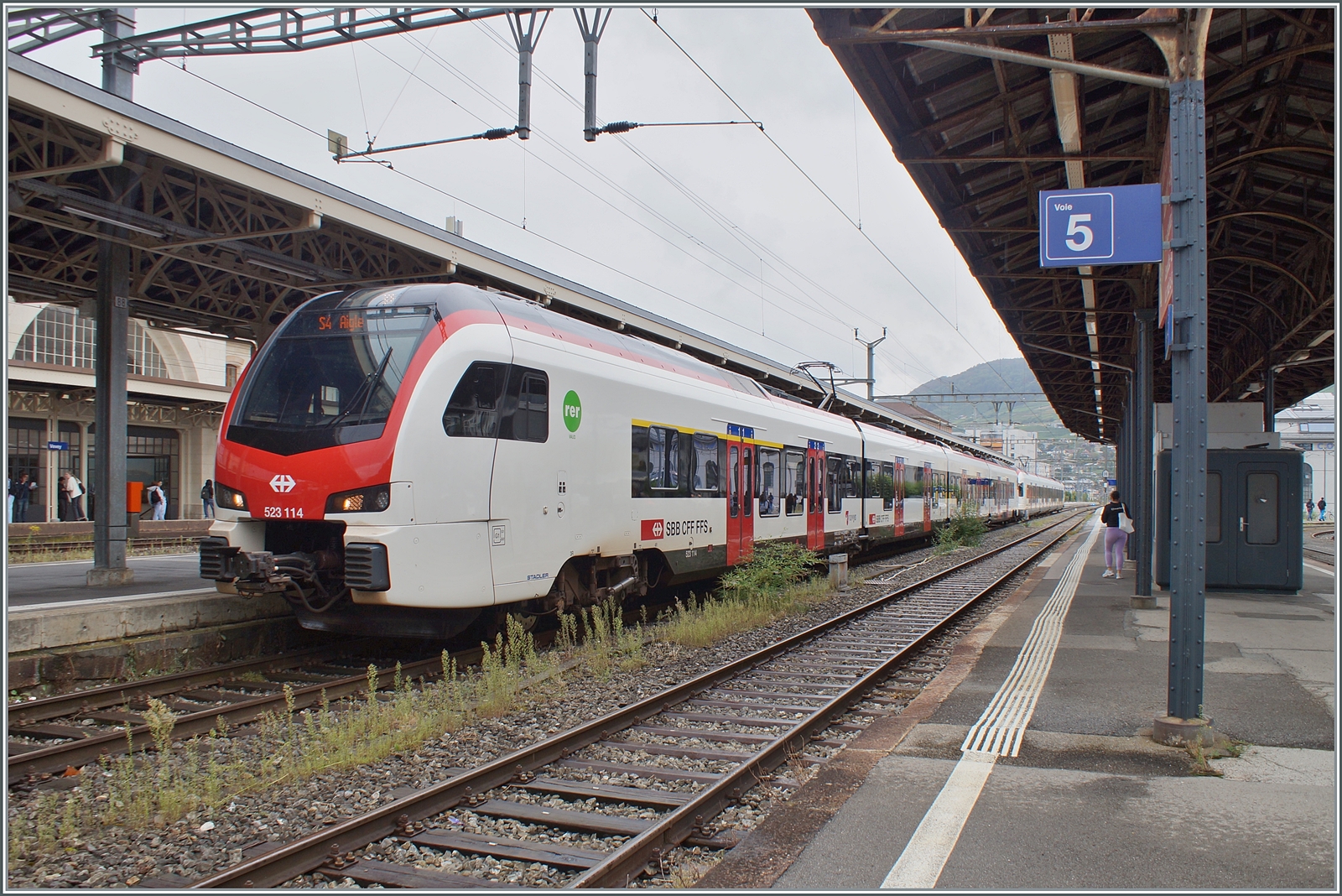 Seit Anfang Sommer verkehren Flirt und Flirt3 gemischt in Doppeltraktion, wobei bei diesem Bild der 523 114 ohne weiteres zu erkennen ist, der hintere aber nur mit Mühe als Flirt 523.0 auszumachen ist, weshalb noch zwei weiter Bilder folgen. 

Vevey, den 28. August 2023