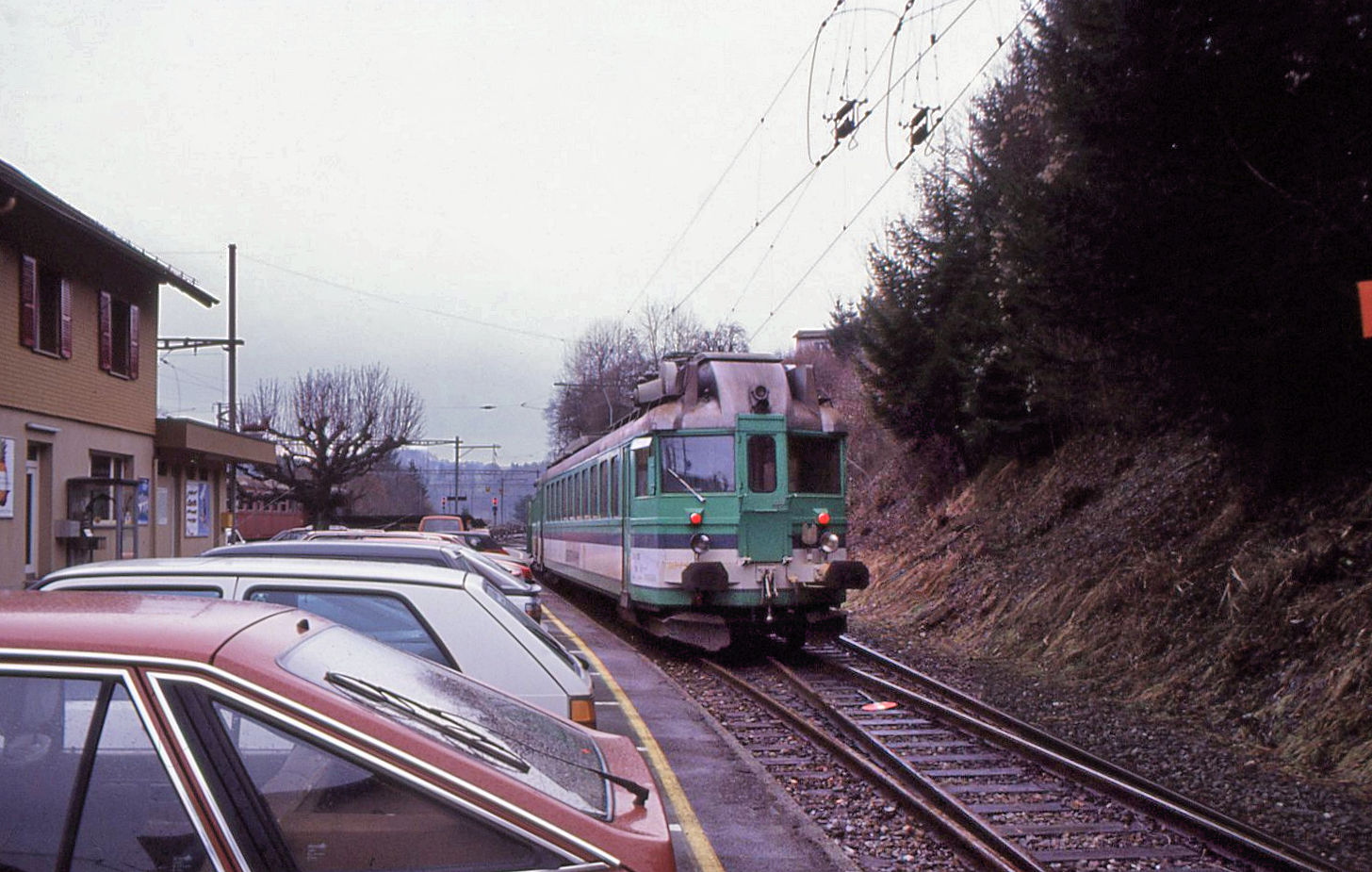 Sensetalbahn, stillgelegte Strecke Laupen - Gümmenen: BDe4/6 (ex-BLS ABDZe4/6) 102 an der einstigen Endstation Gümmenen. 4.Januar 1991 