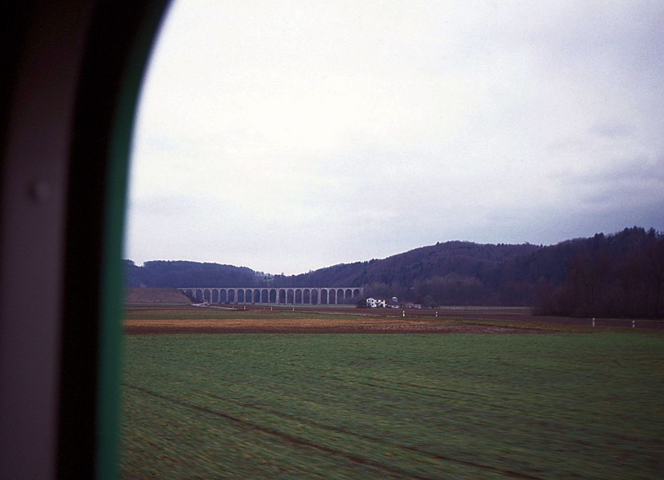 Sensetalbahn, stillgelegte Strecke Laupen - Gümmenen: Unterwegs im BDe4/6 zwischen Laupen und Gümmenen mit Blick auf den grossen Viadukt der BLS (früher BN) von Gümmenen. 4.Januar 1991 