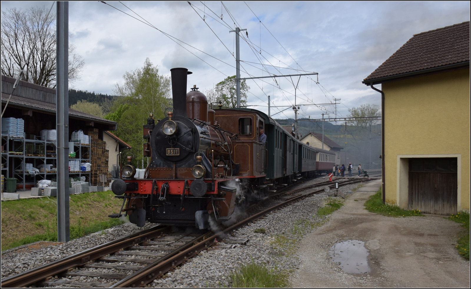 Train au fil de l'Areuse.

E 3/3 5811 in Môtiers. Angesichts des bevorstehenden Streckenumbaus darf bei diesen Bildern der Dampfzug die Nebensache sein. Mai 2024.