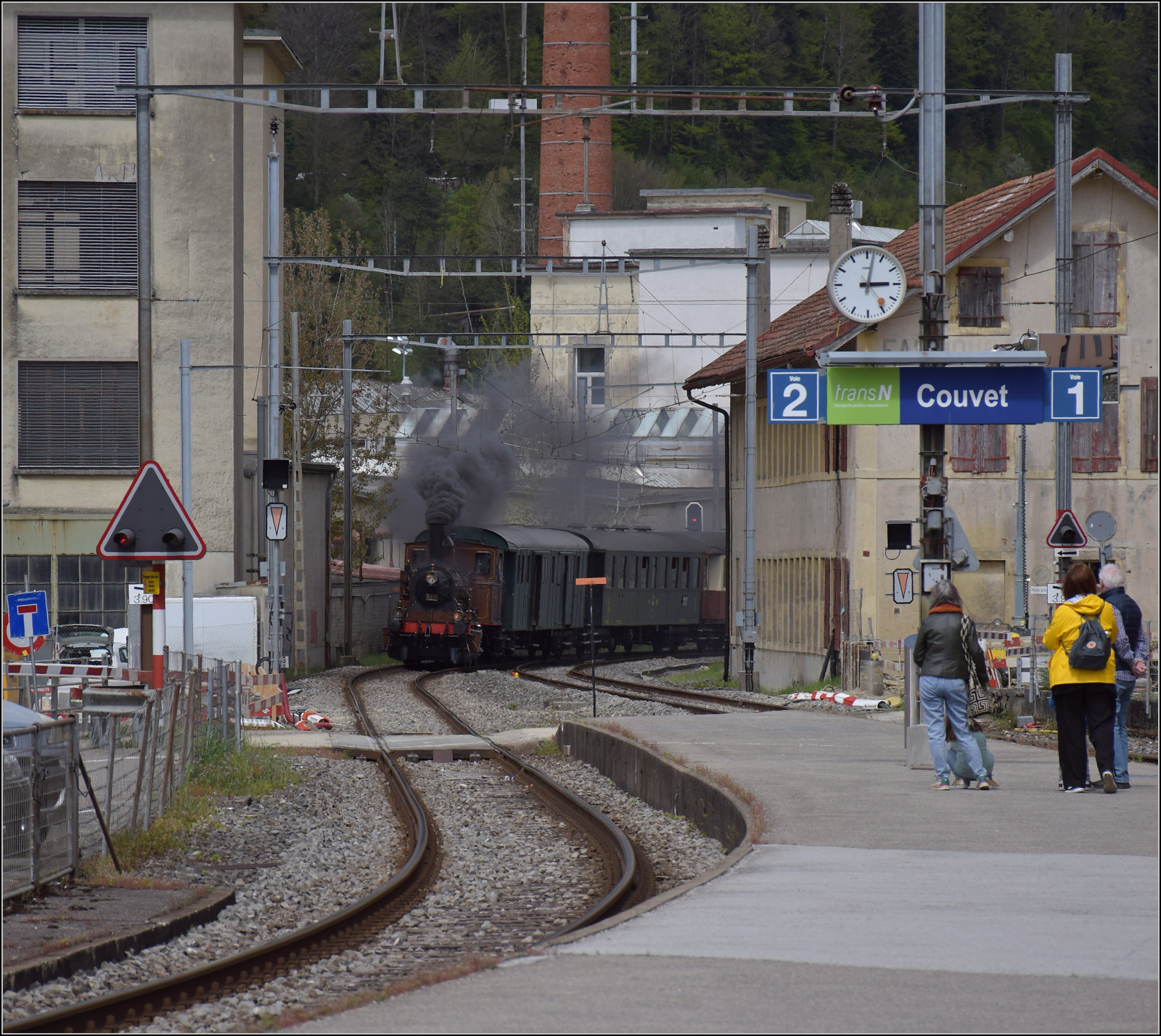Train au fil de l'Areuse.

E 3/3 5811 fährt nach Couvet ein. Angesichts des bevorstehenden Streckenumbaus darf bei diesen Bildern der Dampfzug die Nebensache sein. Mai 2024.