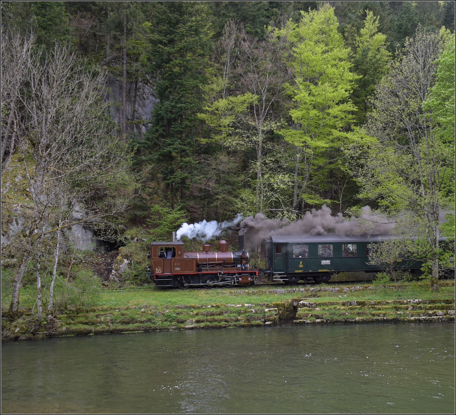 Train du Terroir.

Auf dem Laufsteg zur Vorstellung des Zuges: E 3/3 5811 auf Strecke entlang der Areuse zwischen St-Sulpice und Fleurier. Mai 2024.