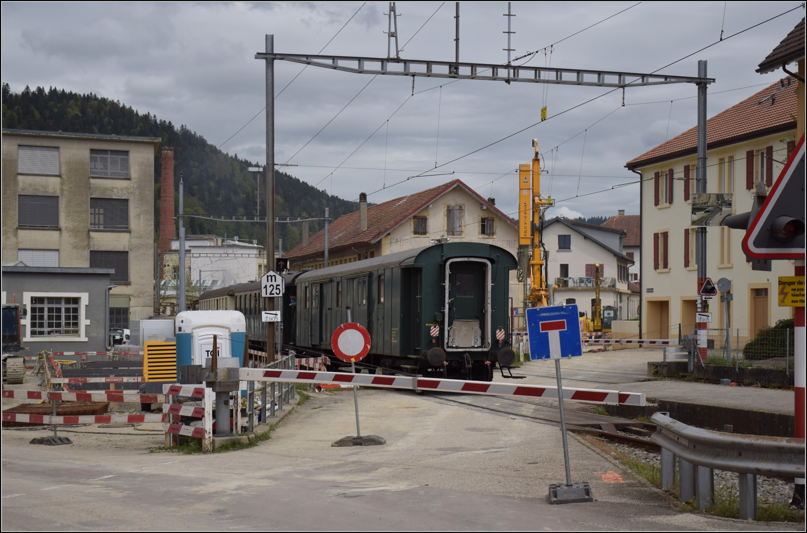 Train du Terroir.

Der Zug mit E 3/3 5811 verlässt Couvet. Mai 2024.