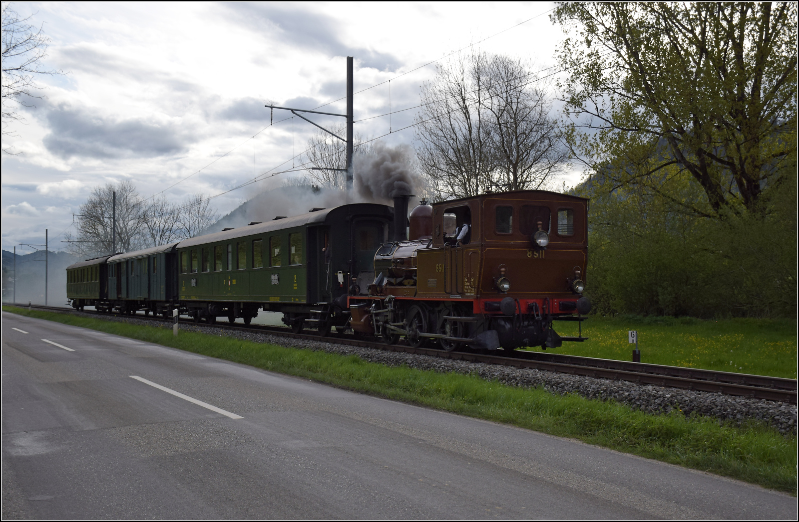 Train du Terroir.

E 3/3 5811 bei Môtiers. Mai 2024.